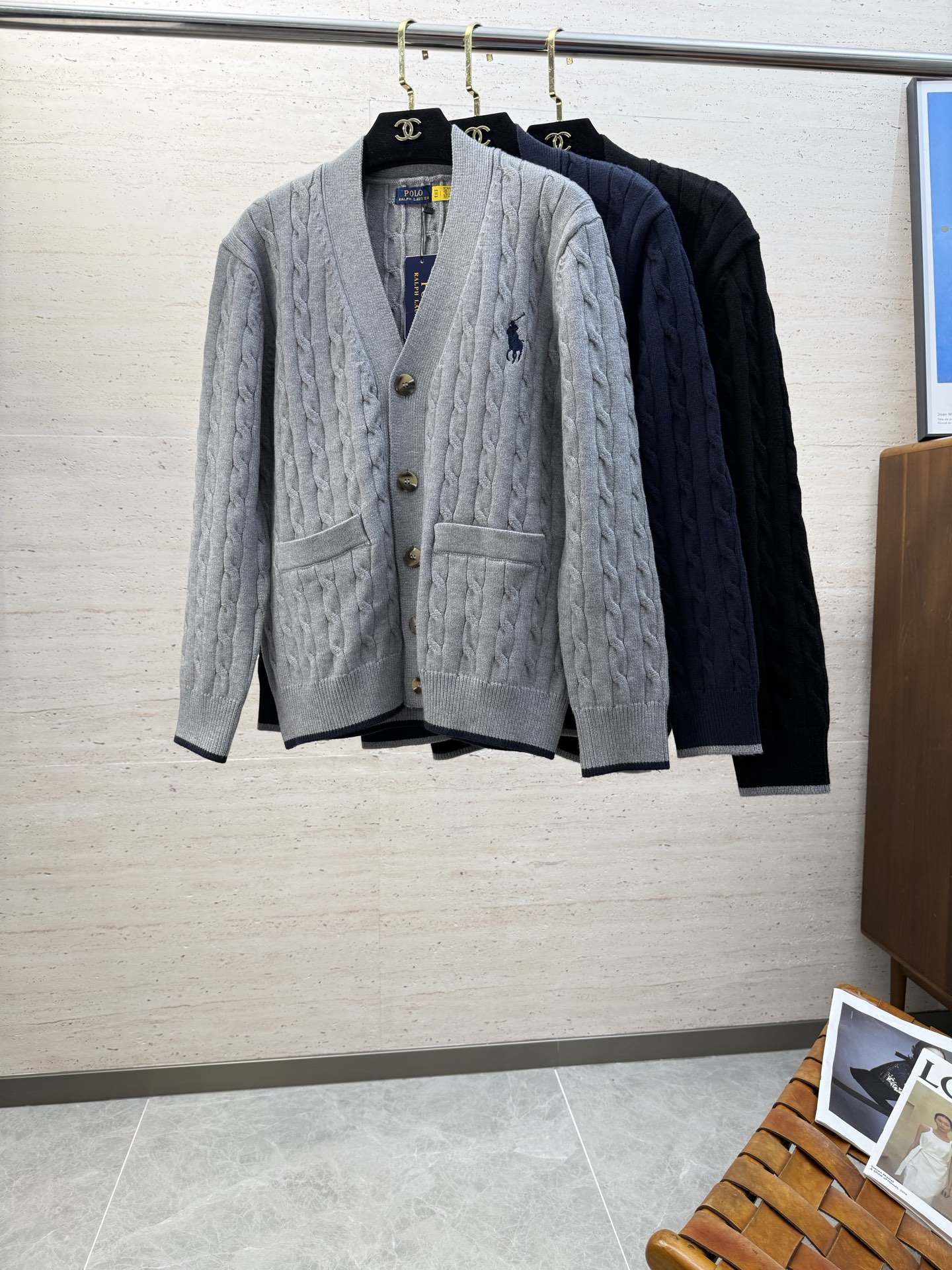 NO:623888,Ralph Lauren25S autumn and winter men's wool cardigan jacket.........standard autumn and winter equipment, simple but not simple wool cardigan!  !  There is no lack of elegance at all. Whether it is worn alone or layered, it looks good with any combination of the upper body and it is perfect!  Selected high-quality wool blended texture, soft and comfortable to the touch... The version is slightly loose!  !  The upper body has a very good sense of comfort, without the restrictive feeling of a slim fit, and the contrasting lines of dropped shoulders!  !  Push...size M-XL,,loro piana,jackets & coats,alexander wang19860909Ralph Lauren25S秋冬男士羊毛开衫外套…………秋冬标配备,型简意不简羊毛开衫！！完全不乏贵气.不管是单穿还是内搭,上身随意搭配都好看,都非常完美！甄选优质羊毛混纺质地,手感柔软舒适…………版型属于微宽松！！上身有着很好舒适感,没有修身款束缚感,落肩式的撞色线条感！！推送...码数M-XL,,loro piana,jackets & coats,alexander wang,Men's clothing