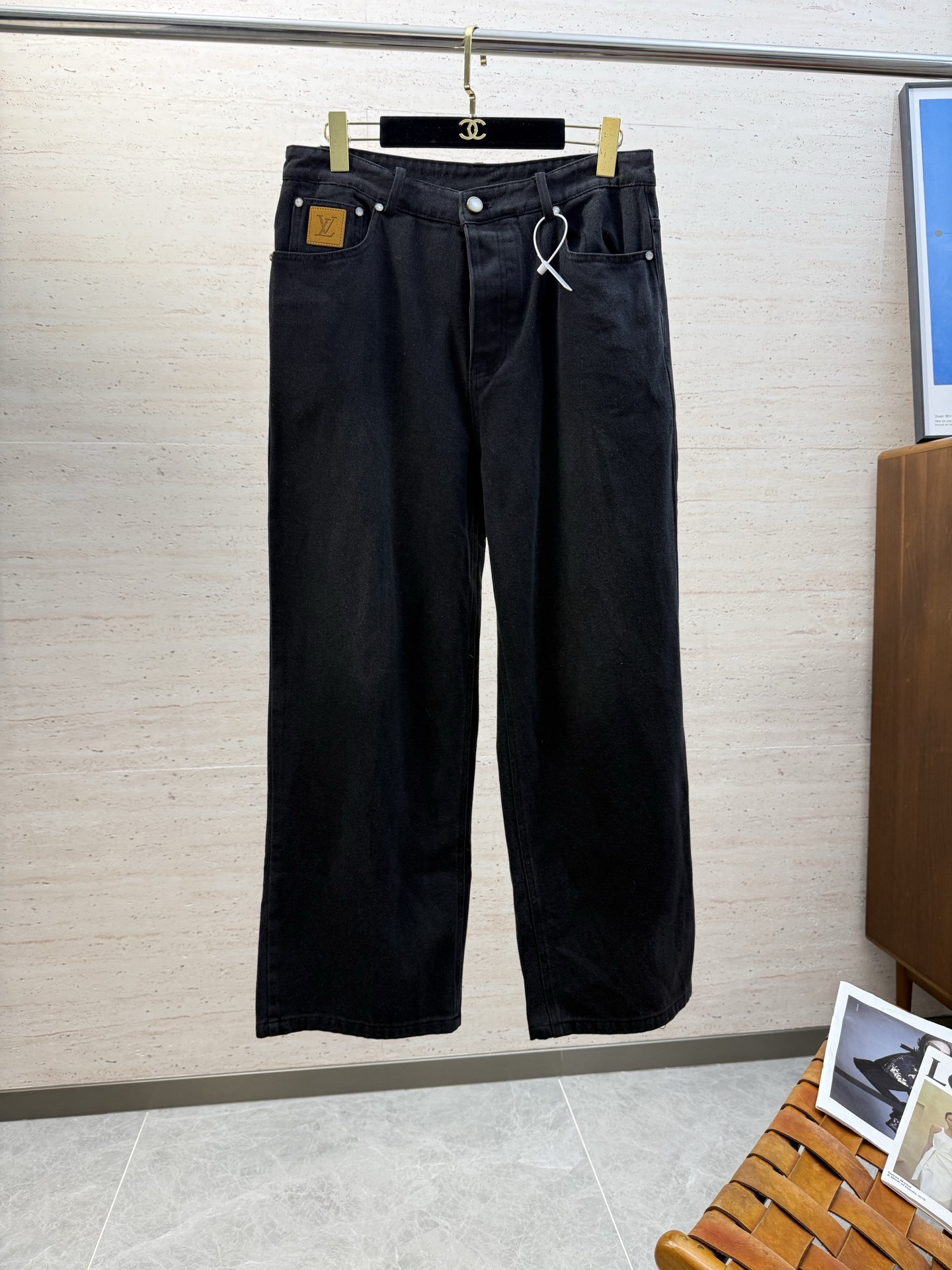 NO:626012,(There are many versions on the market, pay attention to the details and anti-theft buckles) LV cotton skate top-stitch embroidered jeans. Process description: Made of washed black denim, embroidered with 1V Blason pattern, which reflects the exquisite gradient theme of the autumn and winter series. The overall line is straight and delicate, the fabric is comfortable and soft, and the color is consistent without color difference. It can be matched with the same style to create a fashionable look and control various occasions. Customized accessories, complete three standards, the same style for men and women!  Code number 30-36,,louis vuitton,jeans,alexander wang19860909（市场版本众多,认准细节和防盗扣） LV棉质滑板明线刺绣牛仔裤 工艺说明采用水洗黑色牛仔布制成,刺绣有 1V Blason 图案,体现了秋冬系列精致的渐变主题,整体走线平直细腻,面料舒适柔软,颜色一致无色差能与同款搭配营造时尚造型,驾驭各种场合,定制辅料,三标齐全,男女同款！ 码数30-36,,louis vuitton,jeans,alexander wang,Men's clothing