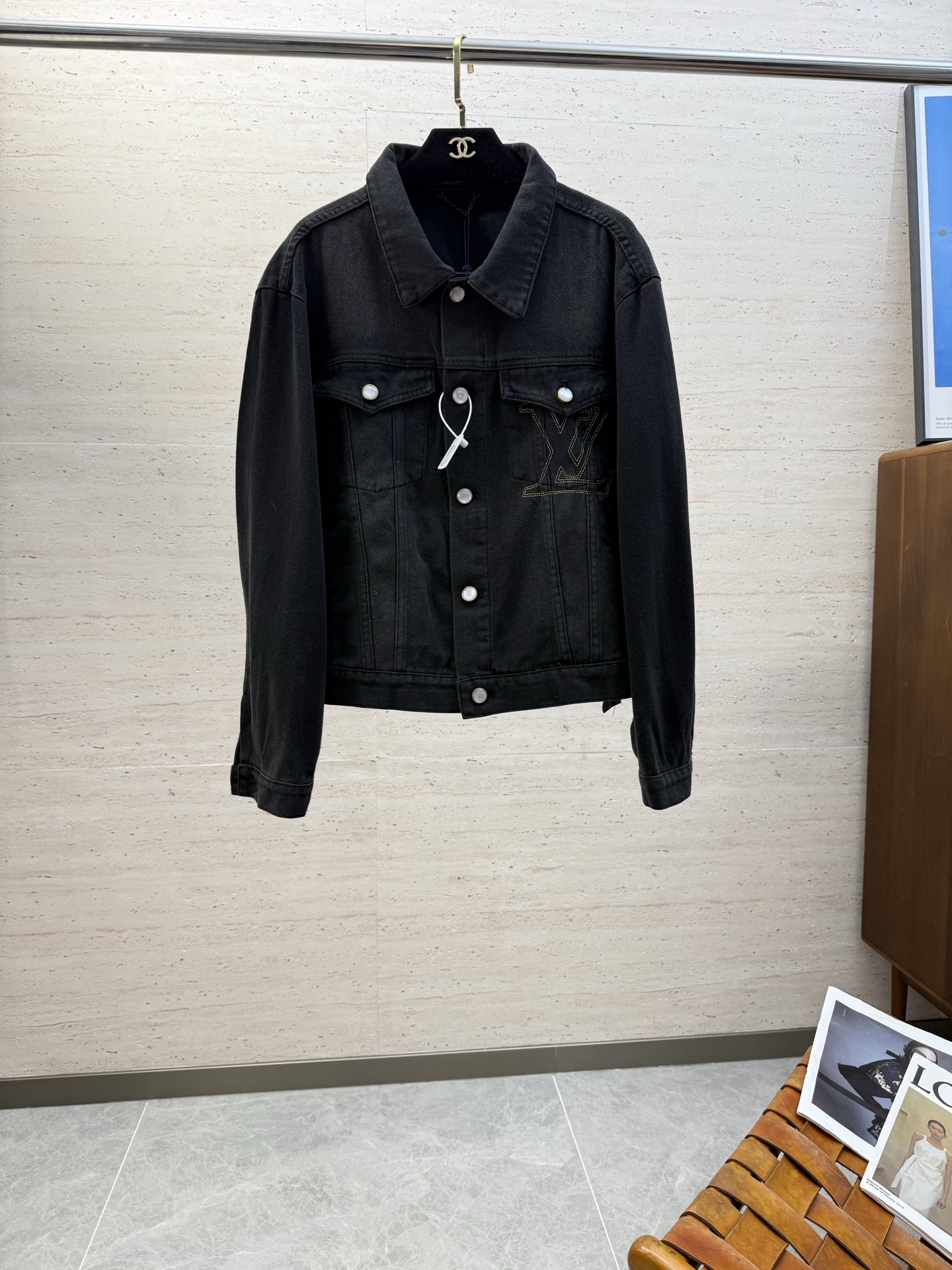 NO:626003,(There are many versions on the market, pay attention to the details and anti-theft buckles) LV cotton skate top-stitch embroidered denim jacket. Process description: Made of washed black denim, embroidered with 1V Blason pattern, which reflects the exquisite gradient theme of the autumn and winter series. The overall line is straight and delicate, the fabric is comfortable and soft, and the color is consistent without color difference. It can be matched with the same style to create a fashionable look and control various occasions. Customized accessories, complete three standards, same style for men and women!  Size 46-52,,louis vuitton,jackets & coats,alexander wang19860909（市场版本众多,认准细节和防盗扣） LV棉质滑板明线刺绣牛仔外套 工艺说明采用水洗黑色牛仔布制成,刺绣有 1V Blason 图案,体现了秋冬系列精致的渐变主题,整体走线平直细腻,面料舒适柔软,颜色一致无色差能与同款搭配营造时尚造型,驾驭各种场合,定制辅料,三标齐全,男女同款！ 码数46-52,,louis vuitton,jackets & coats,alexander wang,Men's clothing