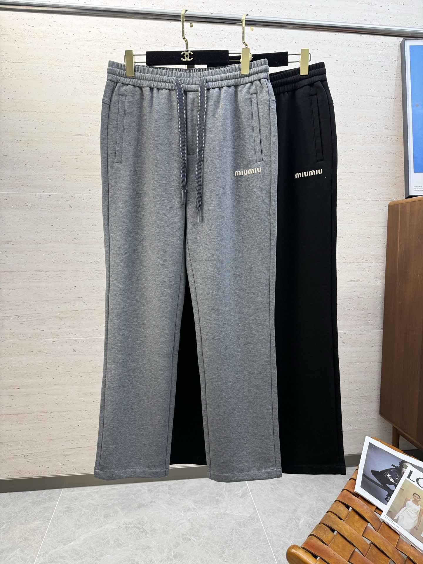 NO:626020,miumiu25S men's autumn and winter casual drawstring trousers, the latest upper body style, invincible!  You can definitely close your eyes and close your eyes. This type of pants is very versatile and has an elastic waist. It can be worn for daily work and outdoor sports. It is the perfect combination of fashion and leisure and outdoor sports, so it is your best choice whether you wear it daily or outdoors. Extreme comfort and quick perspiration are the most popular focus, which improves the wearing comfort and is suitable for aerobic exercise and cross-country running conditions. This type of running casual pants has an extremely wide range of applications, allowing you to naturally maintain your love for sports in the summer, and can also be worn in leisure life.  Size M-3XL,,miumiu,alexander wang19860909miumiu25S男士秋冬休闲抽绳长裤 最新款上身版型无敌正！绝对可以闭眼收的一款,此款裤子非常百搭,弹力腰围,日常上班 户外运动都可以穿着,是时尚休闲与户外运动的完美结合,所以无论您平时穿或者户外穿都是您的最佳选择. 极致舒适和快速排汗是备受青睐的重点,提升穿着舒适度,适合有氧运动和越野跑条件下穿着,此款是一件适用范围极其广泛的跑步休闲裤,让你在夏天自然可以保持对运动热爱,也可以在休闲 生活中穿着 尺码M-3XL,,miumiu,alexander wang,Men's clothing