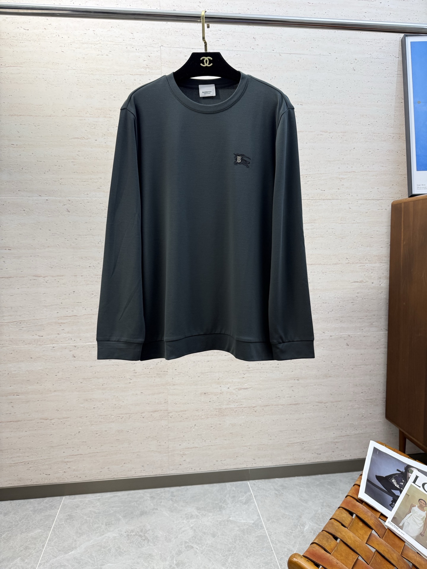 NO:625931,BUR25SS autumn and winter men's round neck long-sleeved sweatshirt... A versatile piece for commuting, it not only needs a simple style, but more importantly, its fabric texture can conquer the public and become a hot item!  Made of custom-supplied cotton, it has a close-to-skin feel. Secondly, the stiffness and drape are excellent. The moment you get the actual product, you will have an endless desire to repurchase!  !  !  Size L-3XL,,burberry,hoodie,sweatshirts,alexander wang19860909BUR25SS秋冬男士圆领长袖卫衣.......通勤百搭款,不仅需要样式版型简洁 更重要是它的面料质感才能征服大众成为炙手可热的热门单品！客供棉质打造 绵密亲肤的触感,其次挺括感与垂坠感都相当出色,实物到手瞬间让你有无限回购的渴望！！！码数L-3XL,,burberry,hoodie,sweatshirts,alexander wang,Men's clothing