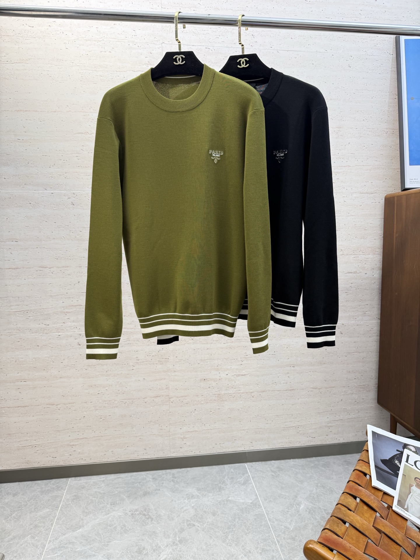 NO:625951,PRA25S autumn and winter men's round neck long-sleeved cardigan base. You just like it. No need to cover it up. Deeply imprinted in your heart. Extremely durable and comfortable. Great cotton feel. Solid color series. The whole T-shirt presents a very natural state. The style is simple and elegant. The whole product is easy to wear for commuting!  !  !  Size M-3XL,,prada,tees,t-shirt,alexander wang19860909PRA25S秋冬男士圆领长袖羊毛衫打底 喜欢就是喜欢 无需掩盖 深深印入你的内心 耐穿性和舒适度极强 超棒的棉感 纯色系列,整件T恤呈现的状态非常的自然,款式简单大气,全品相穿搭便捷通勤！！！码数M-3XL,,prada,tees，t-shirt,alexander wang,Men's clothing