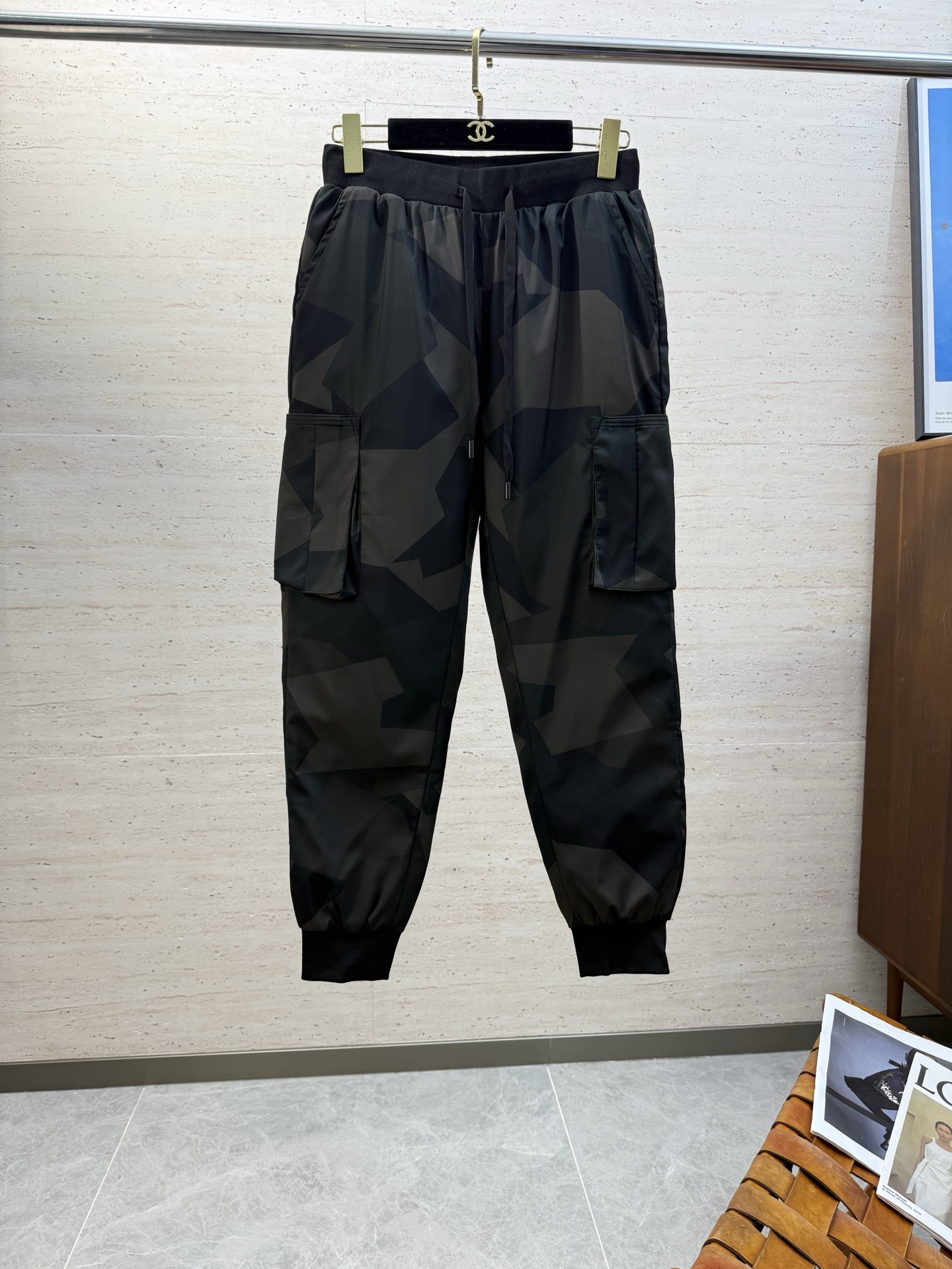 NO:625994,VAL's new autumn and winter down pants are made from imported thickened nylon + fiber fabrics and are filled with top-grade 90% white goose down. They can rebound immediately after being compressed. They are fluffy and light, and the upper body is warm and stylish without feeling heavy. They are very practical to wear and do not appear bloated at all. They can well prevent cold winds!  Exclusive custom-made non-iron fabric, not easy to wrinkle, versatile style, easy to wear, suitable for travelling, this version has a very wide range, the size is M-4XL,, down jacket, alexander wang19860909VAL秋冬新款羽绒裤 客供进口加厚锦纶＋纤维面料 顶级90％白鹅绒填充 压缩后能马上立马回弹起来 蓬松轻盈 上身保暖有型 又不会有负重感 实穿性非常强 丝毫不显臃肿 可以很好的防止寒风侵袭！面料独家定制免烫面料 不易皱百搭款式 穿着不挑人 越穿越随身型走 这个版型很跨度非常高 码数M-4XL,,down jacket,alexander wang,Men's clothing