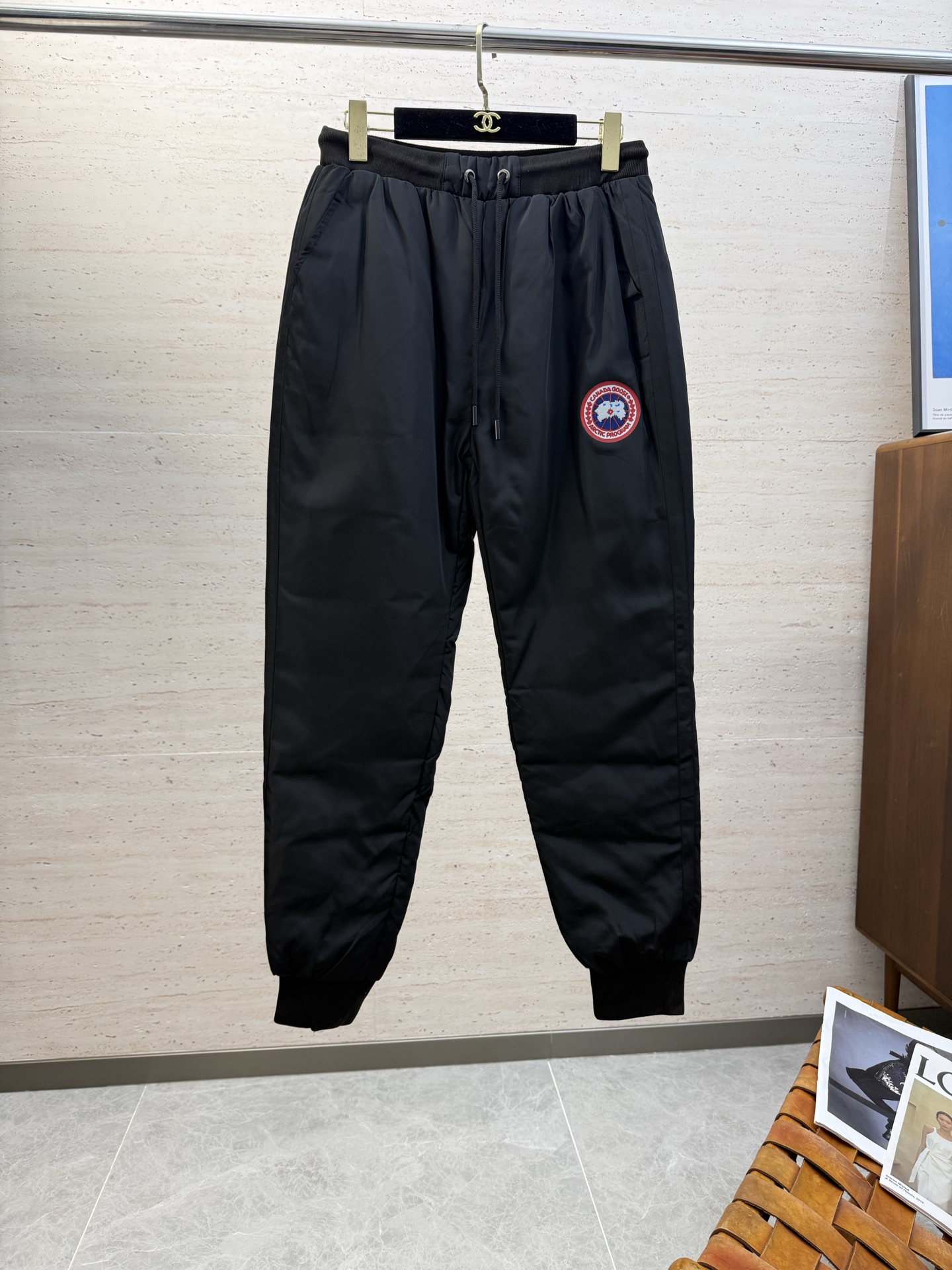 NO:625985,CANADA GOOSE's new autumn and winter down pants are made of imported thickened nylon + fiber fabrics and are filled with top-grade 90% white goose down. They can rebound immediately after compression. They are fluffy and light. The upper body is warm and stylish without feeling heavy. It is very practical to wear and does not appear bloated at all. It can well prevent cold wind invasion!  Exclusive custom-made non-iron fabric, not easy to wrinkle, versatile style, easy to wear, suitable for travelling, this version has a very wide range, the size is M-4XL,, down jacket, alexander wang19860909CANADA GOOSE秋冬新款羽绒裤 客供进口加厚锦纶＋纤维面料 顶级90％白鹅绒填充 压缩后能马上立马回弹起来 蓬松轻盈 上身保暖有型 又不会有负重感 实穿性非常强 丝毫不显臃肿 可以很好的防止寒风侵袭！面料独家定制免烫面料 不易皱百搭款式 穿着不挑人 越穿越随身型走 这个版型很跨度非常高 码数M-4XL,,down jacket,alexander wang,Men's clothing