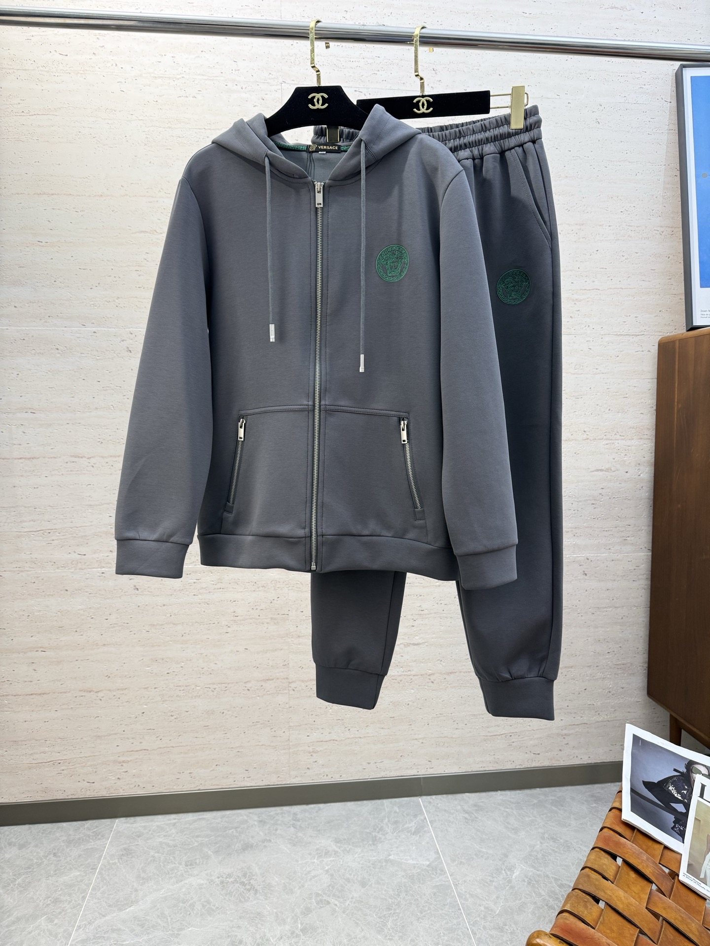 NO:625913,/Set VER2025ss new autumn and winter casual hooded long-sleeved jacket and trousers suit!  Wearing it makes you feel comfortable and slim, lazy and casual, combined with clean and simple colors, it is particularly eye-catching and suitable for daily wear ~ We introduce energetic sports items to welcome the arrival of the new season. Size M-4XL, jackets & coats, hats, alexander wang19860909/套 VER2025ss秋冬新款休闲连帽长袖外套长裤套装！穿上就是舒适自在又显瘦的存在,慵懒而随性,结合干净简单的色系就特别耐看,适合日常穿着~倾情推出缀饰活力的运动单品,迎接新的季节到来.码数M-4XL,,jackets & coats,hats,alexander wang,Men's clothing