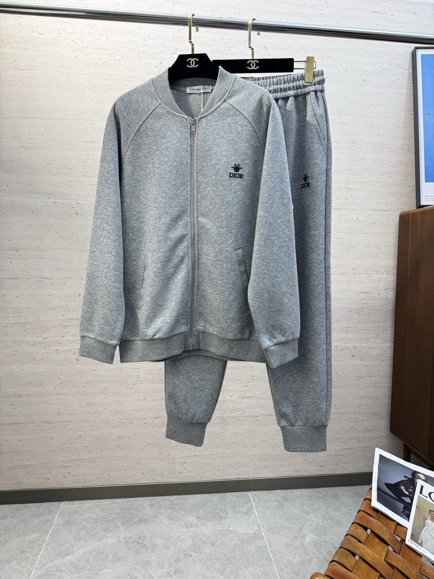 NO:625907,/set CD2025ss new autumn and winter casual baseball uniform long-sleeved jacket and trousers suit!  Wearing it makes you feel comfortable and slim, lazy and casual, combined with clean and simple colors, it is particularly eye-catching and suitable for daily wear~ We introduce dynamic sports items with embellishments to welcome the arrival of the new season. Size M-4XL, jackets & coats, alexander wang19860909/套 CD2025ss秋冬新款休闲棒球服长袖外套长裤套装！穿上就是舒适自在又显瘦的存在,慵懒而随性,结合干净简单的色系就特别耐看,适合日常穿着~倾情推出缀饰活力的运动单品,迎接新的季节到来.码数M-4XL,,jackets & coats,alexander wang,Men's clothing