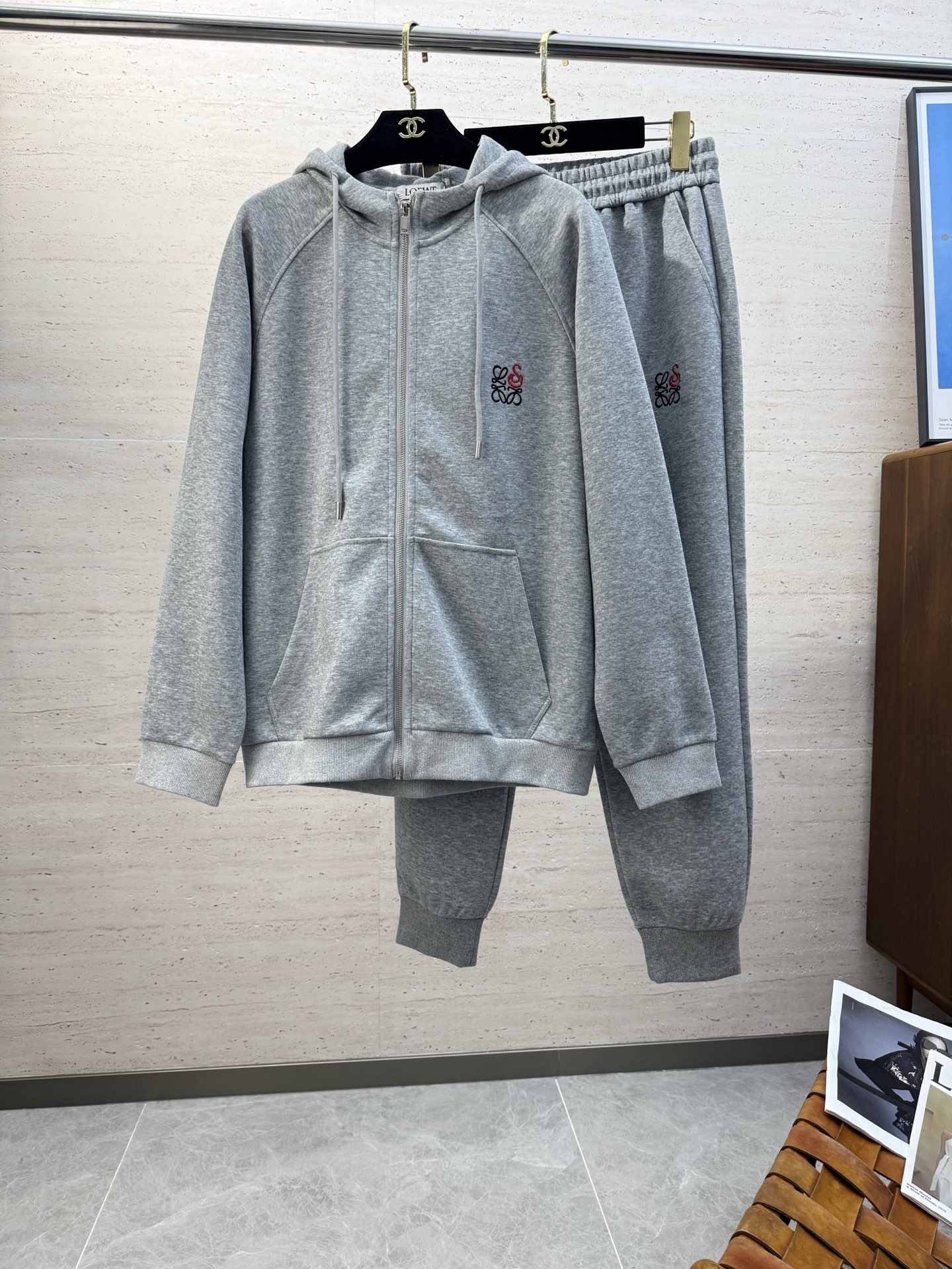 NO:625935,/Set LOE2025ss new autumn and winter casual hooded long-sleeved jacket and trousers suit!  It makes you feel comfortable and slim when you put it on. It is lazy and casual. When combined with clean and simple colors, it is particularly attractive and suitable for daily wear. We introduce dynamic sports items with embellishments to welcome the arrival of the new season. Size M-4XL, loewe, jackets & coats, hats, alexander wang19860909/套 LOE2025ss秋冬新款休闲连帽长袖外套长裤套装！穿上就是舒适自在又显瘦的存在,慵懒而随性,结合干净简单的色系就特别耐看,适合日常穿着~倾情推出缀饰活力的运动单品,迎接新的季节到来.码数M-4XL,,loewe,jackets & coats,hats,alexander wang,Men's clothing