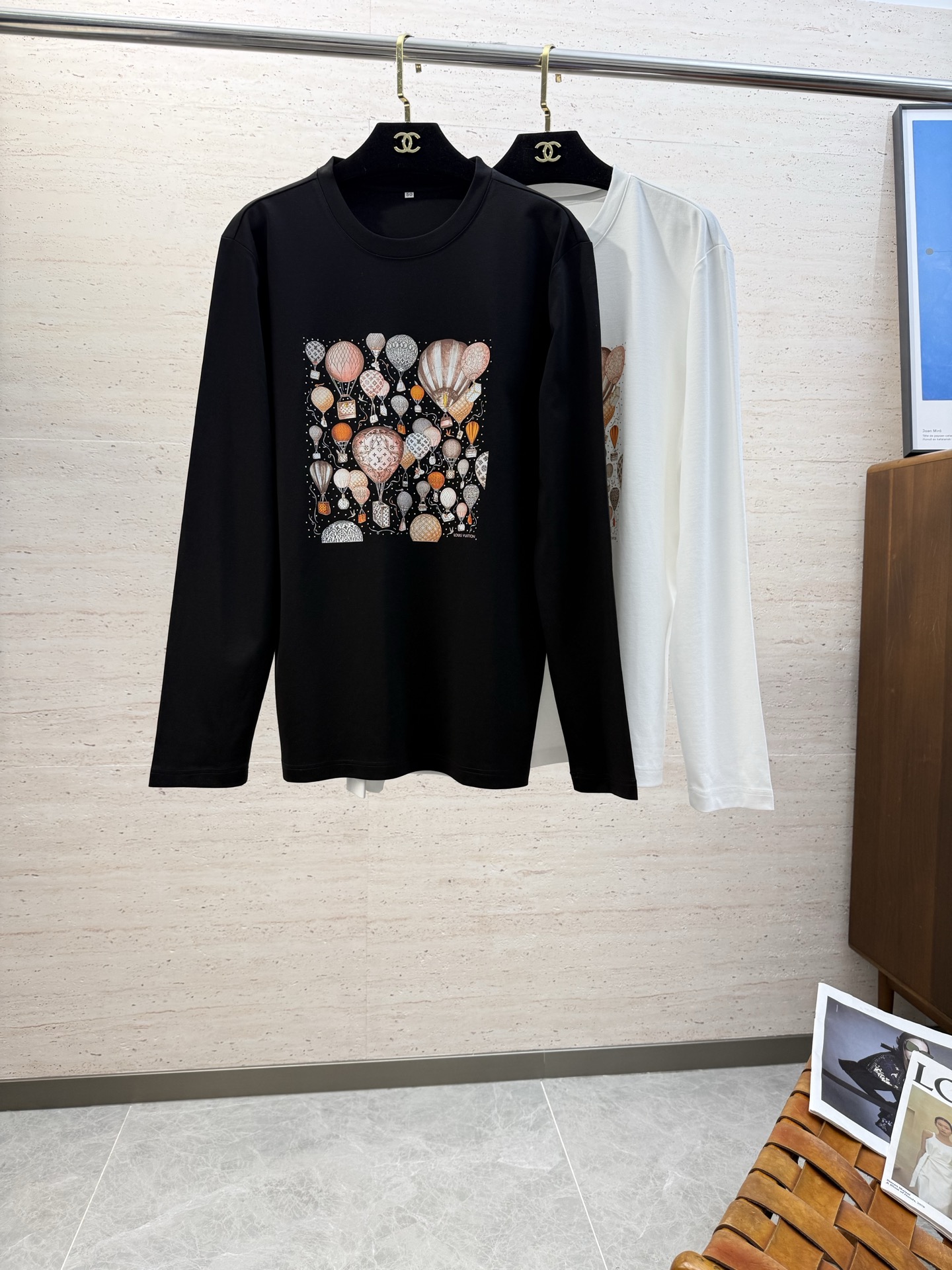 NO:625925,LV25S autumn and winter men's round neck bottoming long sleeves. If you like it, you will like it. No need to cover it up. Deeply imprinted in your heart. Extremely durable and comfortable. Excellent cotton feel. Solid color series. The whole T-shirt appears in a very natural state. The style is simple and elegant. The whole product is easy to wear for commuting!  !  !  Size M-4XL,,louis vuitton,tees,t-shirt,alexander wang19860909LV25S秋冬男士圆领打底长袖 喜欢就是喜欢 无需掩盖 深深印入你的内心 耐穿性和舒适度极强 超棒的棉感 纯色系列,整件T恤呈现的状态非常的自然,款式简单大气,全品相穿搭便捷通勤！！！码数M-4XL,,louis vuitton,tees，t-shirt,alexander wang,Men's clothing