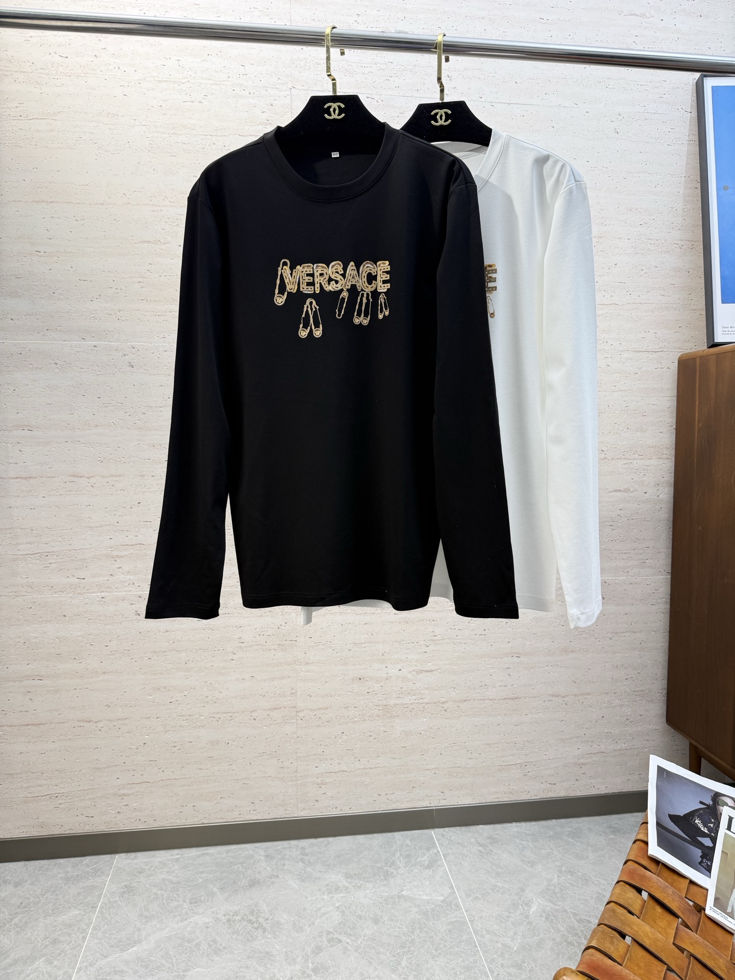 NO:625901,VER25S autumn and winter men's round neck bottoming long sleeves. If you like it, you will like it. No need to cover it up. Deeply imprinted in your heart. Extremely durable and comfortable. Excellent cotton feel. Solid color series. The whole T-shirt appears in a very natural state. The style is simple and elegant. The whole product is easy to wear for commuting!  !  !  Size M-4XL,,tees,t-shirt,alexander wang19860909VER25S秋冬男士圆领打底长袖 喜欢就是喜欢 无需掩盖 深深印入你的内心 耐穿性和舒适度极强 超棒的棉感 纯色系列,整件T恤呈现的状态非常的自然,款式简单大气,全品相穿搭便捷通勤！！！码数M-4XL,,tees，t-shirt,alexander wang,Men's clothing