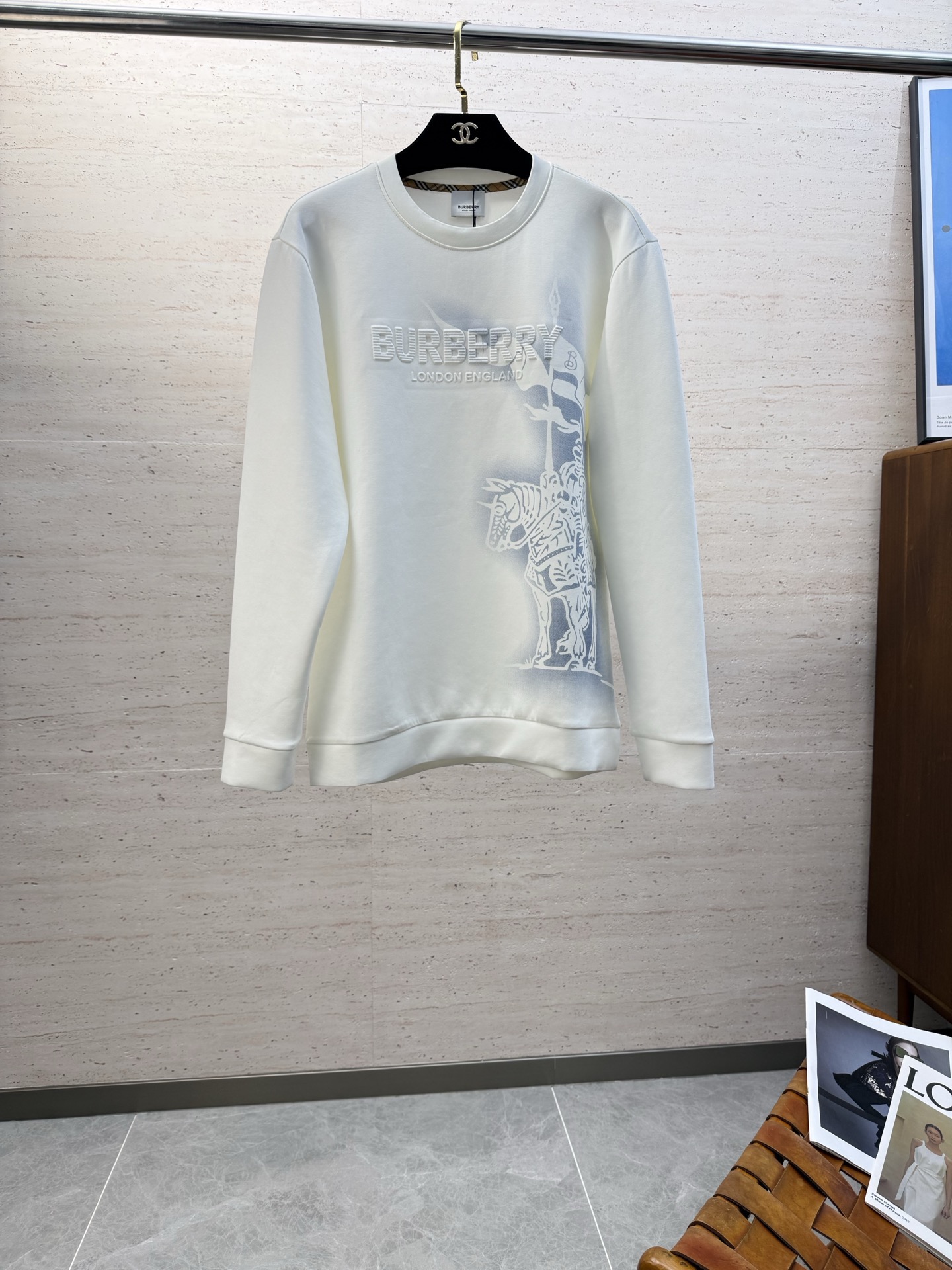 NO:625930,BUR25SS autumn and winter men's round neck long-sleeved sweatshirt... A versatile piece for commuting, it not only needs a simple style, but more importantly, its fabric texture can conquer the public and become a hot item!  Made of comfortable cotton supplied by customers, it has a close and skin-friendly touch. Secondly, the stiffness and drape are very good. The moment you get the actual product, you will have an unlimited desire to repurchase!  !  !  Size M-4XL,,burberry,hoodie,sweatshirts,alexander wang19860909BUR25SS秋冬男士圆领长袖卫衣.......通勤百搭款,不仅需要样式版型简洁 更重要是它的面料质感才能征服大众成为炙手可热的热门单品！客供舒适棉打造 绵密亲肤的触感,其次挺括感与垂坠感都相当出色,实物到手瞬间让你有无限回购的渴望！！！码数M-4XL,,burberry,hoodie,sweatshirts,alexander wang,Men's clothing