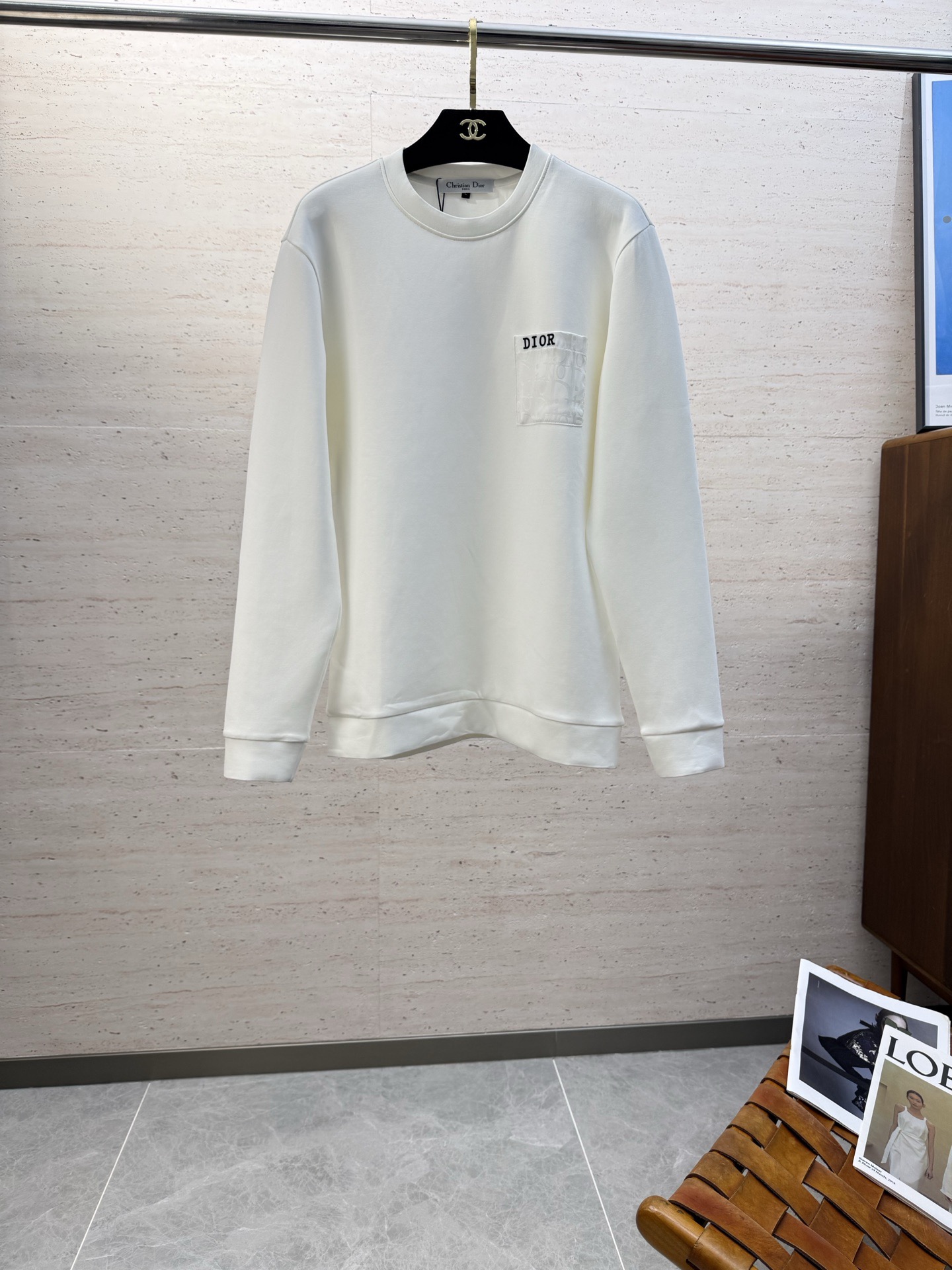 NO:625934,CD25SS Autumn and Winter men's round neck long-sleeved sweatshirt... A versatile piece for commuting, it not only needs a simple style, but more importantly, its fabric texture can conquer the public and become a hot item!  Made of comfortable cotton supplied by customers, it has a close and skin-friendly touch. Secondly, the stiffness and drape are very good. The moment you get the actual product, you will have an unlimited desire to repurchase!  !  !  Size M-4XL,,hoodie,sweatshirts,alexander wang19860909CD25SS秋冬男士圆领长袖卫衣.......通勤百搭款,不仅需要样式版型简洁 更重要是它的面料质感才能征服大众成为炙手可热的热门单品！客供舒适棉打造 绵密亲肤的触感,其次挺括感与垂坠感都相当出色,实物到手瞬间让你有无限回购的渴望！！！码数M-4XL,,hoodie,sweatshirts,alexander wang,Men's clothing