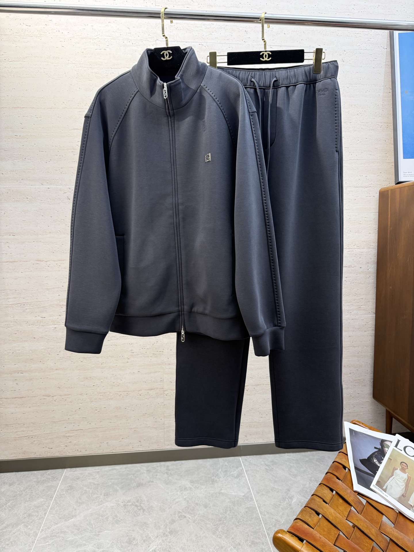 NO:644687,Jacket Pants FEND2025ss new autumn and winter casual stand-up collar long-sleeved jacket and trousers suit!  Wearing it makes you feel comfortable and slim, lazy and casual, combined with clean and simple colors, it is particularly eye-catching and suitable for daily wear~ We introduce dynamic sports items with embellishments to welcome the arrival of the new season. Size M-4XL,, fendi, jackets & coats, alexander wang19860909外套 裤子 FEND2025ss秋冬新款休闲立领长袖外套长裤套装！穿上就是舒适自在又显瘦的存在,慵懒而随性,结合干净简单的色系就特别耐看,适合日常穿着~倾情推出缀饰活力的运动单品,迎接新的季节到来.码数M-4XL,,fendi,jackets & coats,alexander wang,Men's clothing