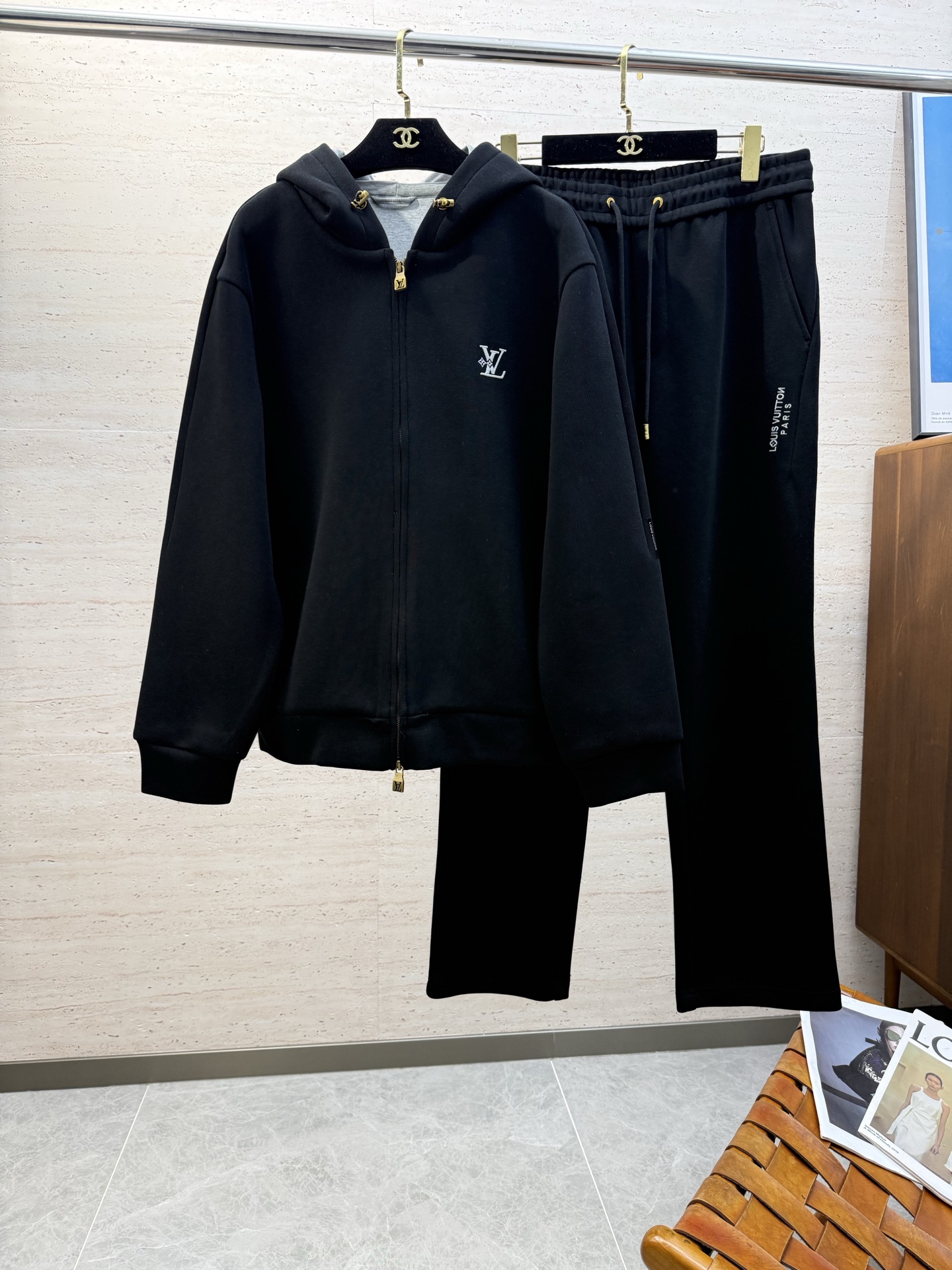 NO:644693,Jacket Pants P LV2025ss autumn and winter new casual hooded long-sleeved jacket and trousers suit!  Wearing it makes you feel comfortable and slim, lazy and casual, combined with clean and simple colors, it is particularly eye-catching and suitable for daily wear~ We introduce dynamic sports items with embellishments to welcome the arrival of the new season. Size M-3XL, Louis Vuitton, jackets & coats, hats, alexander wang19860909外套 裤子P LV2025ss秋冬新款休闲连帽长袖外套长裤套装！穿上就是舒适自在又显瘦的存在,慵懒而随性,结合干净简单的色系就特别耐看,适合日常穿着~倾情推出缀饰活力的运动单品,迎接新的季节到来.码数M-3XL,,louis vuitton,jackets & coats,hats,alexander wang,Men's clothing