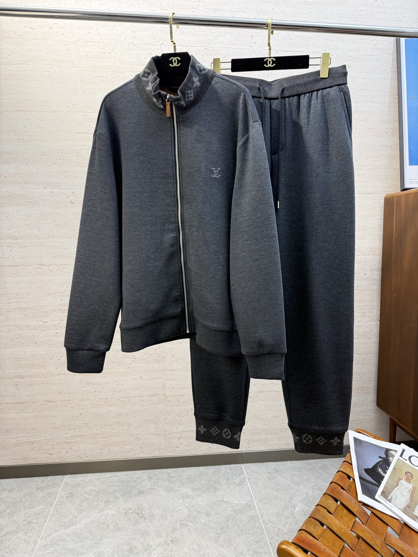 NO:644690,Jackets and pants LV2025ss autumn and winter new casual stand-up collar long-sleeved jacket and trousers suit!  Wearing it makes you feel comfortable and slim. It is lazy and casual. When combined with clean and simple colors, it is particularly attractive and suitable for daily wear. We introduce dynamic sports items with embellishments to welcome the arrival of the new season. Size M-5XL, Louis Vuitton, jackets & coats, alexander wang19860909外套 裤子 LV2025ss秋冬新款休闲立领长袖外套长裤套装！穿上就是舒适自在又显瘦的存在,慵懒而随性,结合干净简单的色系就特别耐看,适合日常穿着~倾情推出缀饰活力的运动单品,迎接新的季节到来.码数M-5XL,,louis vuitton,jackets & coats,alexander wang,Men's clothing