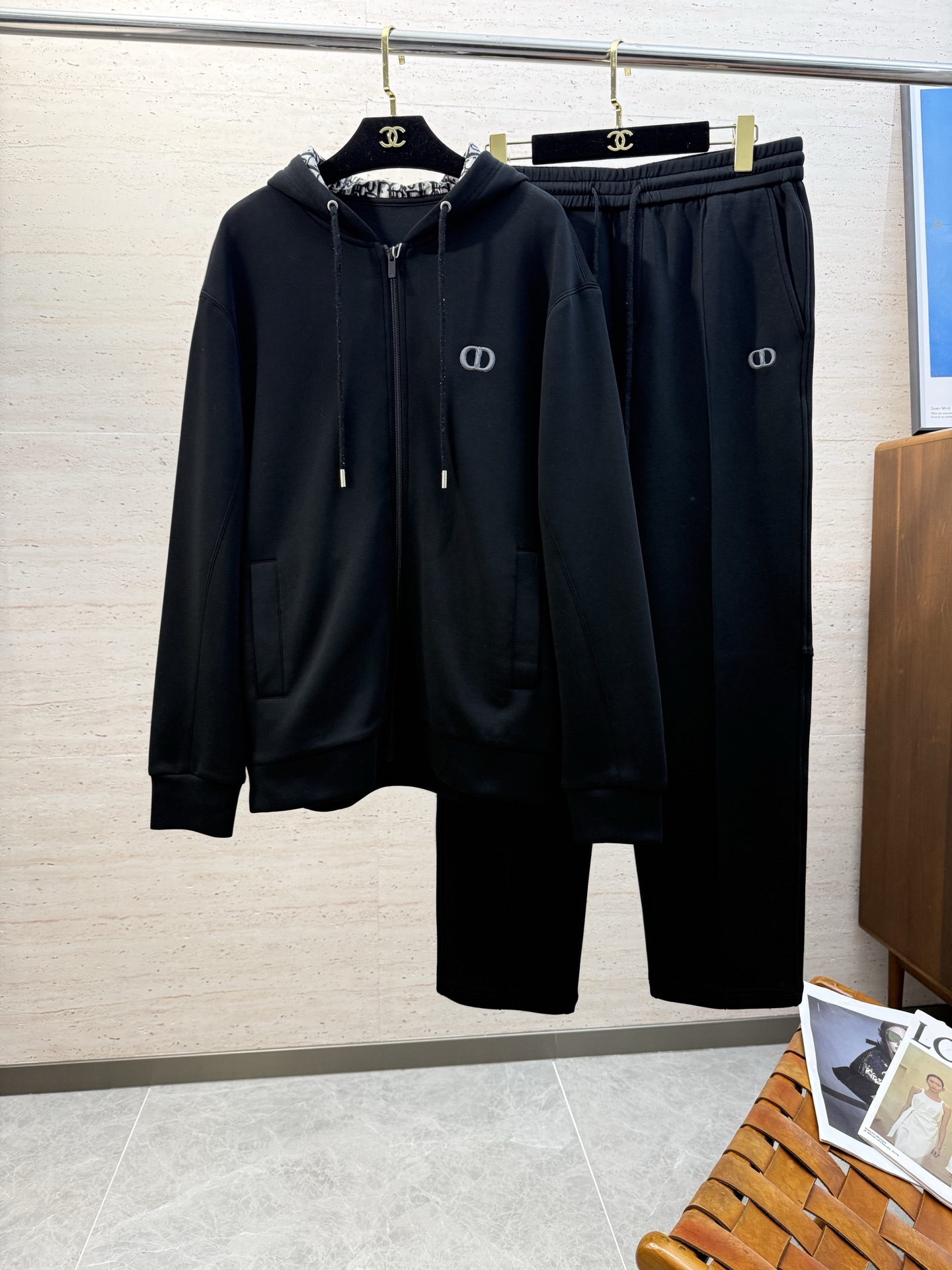 NO:644696,Jacket Pants CD2025ss new autumn and winter casual hooded long-sleeved jacket and trousers suit!  Wearing it makes you feel comfortable and slim, lazy and casual, combined with clean and simple colors, it is particularly eye-catching and suitable for daily wear ~ We introduce energetic sports items to welcome the arrival of the new season. Size M-4XL, jackets & coats, hats, alexander wang19860909外套 裤子 CD2025ss秋冬新款休闲连帽长袖外套长裤套装！穿上就是舒适自在又显瘦的存在,慵懒而随性,结合干净简单的色系就特别耐看,适合日常穿着~倾情推出缀饰活力的运动单品,迎接新的季节到来.码数M-4XL,,jackets & coats,hats,alexander wang,Men's clothing