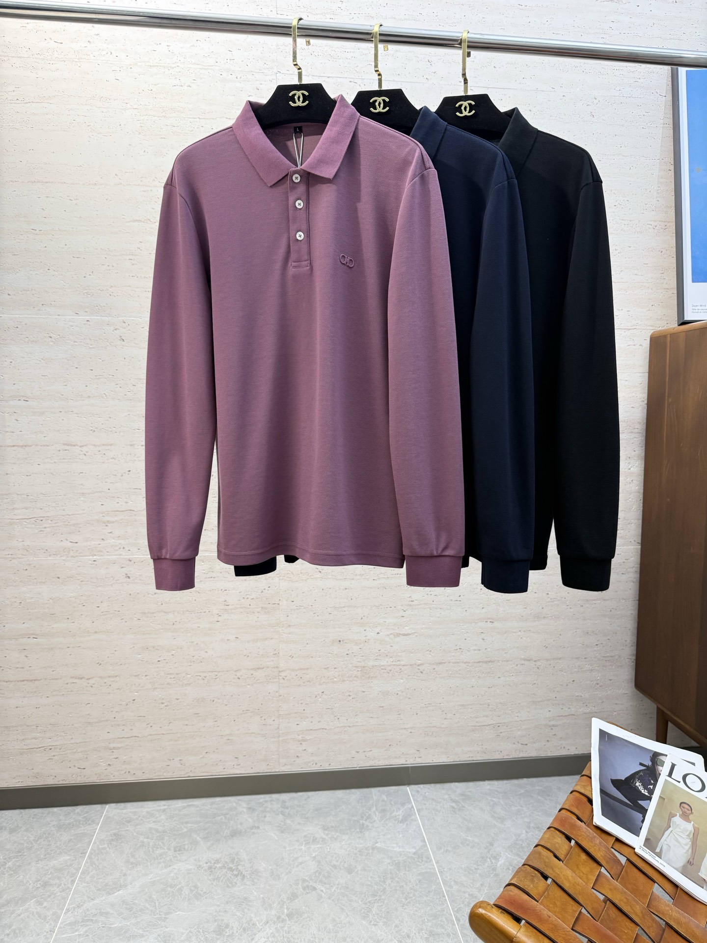 NO:644679,alo25SS autumn and winter men's lapel long-sleeved bottoming shirt... A versatile piece for commuting, it not only needs a simple style, but more importantly, its fabric texture can conquer the public and become a hot item!  Made from customer-supplied knitted cotton, it has a close-to-skin feel. Secondly, the stiffness and drape are excellent. The moment you get the actual product, you will have an endless desire to repurchase it!  !  !  Size M-4XL,,alexander wang19860909alo25SS秋冬男士翻领长袖打底衫.......通勤百搭款,不仅需要样式版型简洁 更重要是它的面料质感才能征服大众成为炙手可热的热门单品！客供针织棉打造 绵密亲肤的触感,其次挺括感与垂坠感都相当出色,实物到手瞬间让你有无限回购的渴望！！！码数M-4XL,,alexander wang,Men's clothing