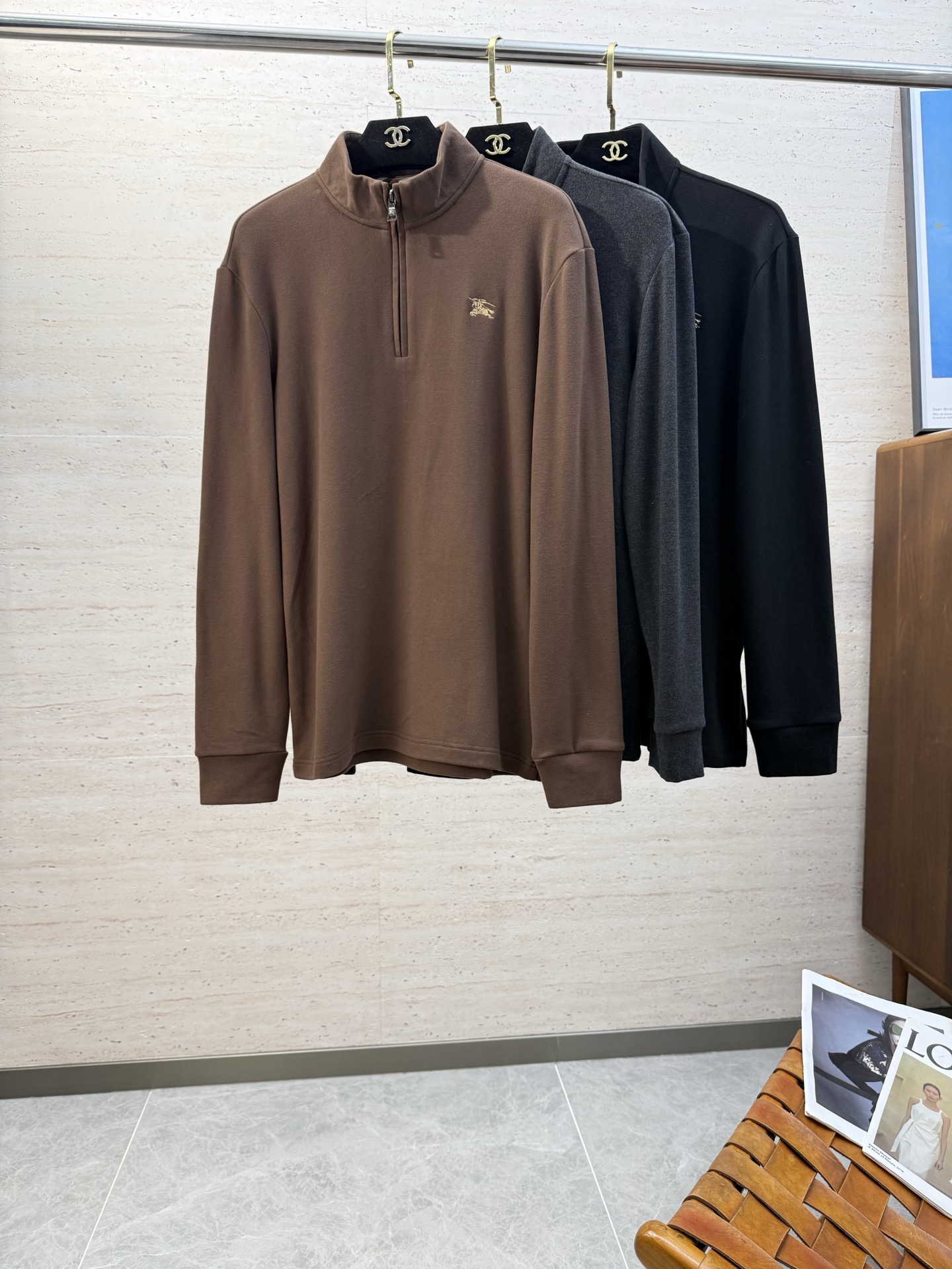 NO:644699,BUR25SS autumn and winter men's half-zip long-sleeved bottoming shirt... A versatile piece for commuting, it not only needs a simple style, but more importantly, its fabric texture can conquer the public and become a hot item!  Made from customer-supplied knitted cotton, it has a close-to-skin feel. Secondly, the stiffness and drape are excellent. The moment you get the actual product, you will have an endless desire to repurchase it!  !  !  Size M-4XL,,burberry,alexander wang19860909BUR25SS秋冬男士半拉链长袖打底衫.......通勤百搭款,不仅需要样式版型简洁 更重要是它的面料质感才能征服大众成为炙手可热的热门单品！客供针织棉打造 绵密亲肤的触感,其次挺括感与垂坠感都相当出色,实物到手瞬间让你有无限回购的渴望！！！码数M-4XL,,burberry,alexander wang,Men's clothing