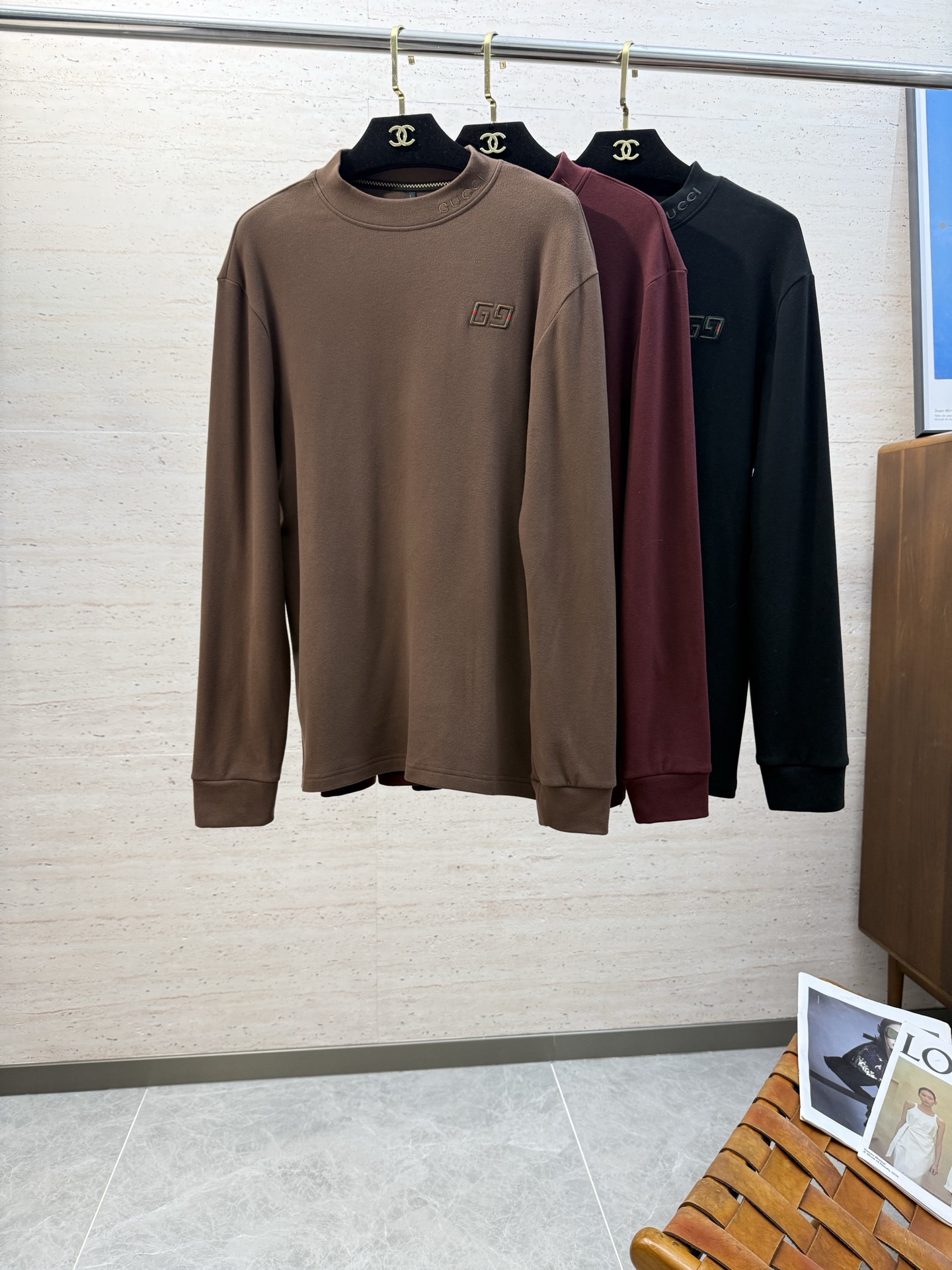 NO:644702,GU25SS autumn and winter men's round neck long-sleeved bottoming shirt... A versatile style for commuting, it not only needs a simple style, but more importantly, its fabric texture can conquer the public and become a hot item!  Made from customer-supplied knitted cotton, it has a close-to-skin feel. Secondly, the stiffness and drape are excellent. The moment you get the actual product, you will have an endless desire to repurchase it!  !  !  Size M-4XL,,alexander wang19860909GU25SS秋冬男士圆领长袖打底衫.......通勤百搭款,不仅需要样式版型简洁 更重要是它的面料质感才能征服大众成为炙手可热的热门单品！客供针织棉打造 绵密亲肤的触感,其次挺括感与垂坠感都相当出色,实物到手瞬间让你有无限回购的渴望！！！码数M-4XL,,alexander wang,Men's clothing