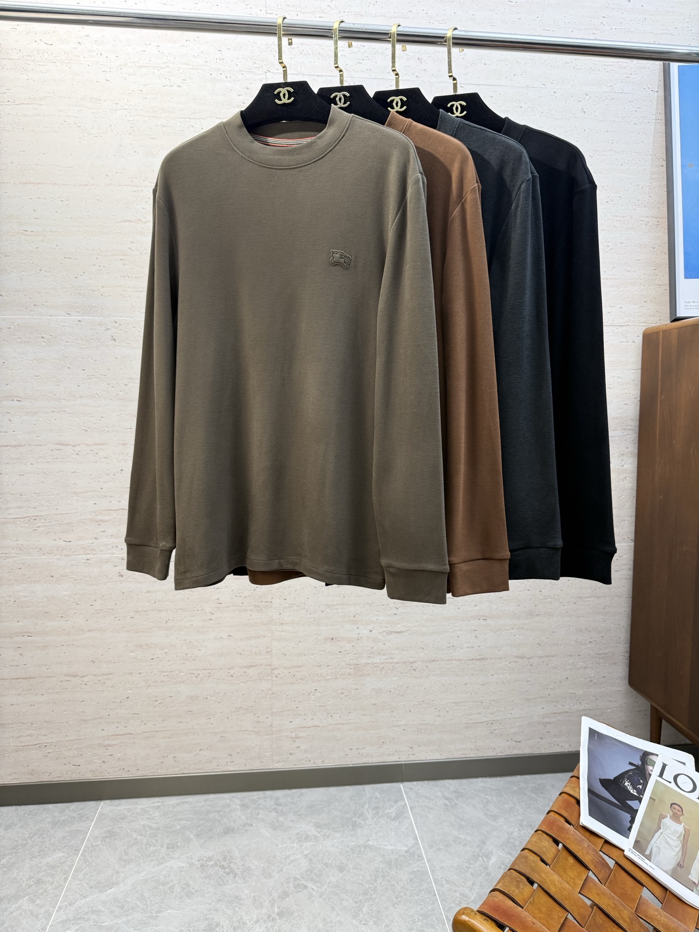 NO:644676,BUR25SS autumn and winter men's round neck long-sleeved bottoming shirt... A versatile piece for commuting, it not only needs a simple style, but more importantly, its fabric texture can conquer the public and become a hot item!  Made from customer-supplied knitted cotton, it has a close-to-skin feel. Secondly, the stiffness and drape are excellent. The moment you get the actual product, you will have an endless desire to repurchase it!  !  !  Size M-4XL,,burberry,alexander wang19860909BUR25SS秋冬男士圆领长袖打底衫.......通勤百搭款,不仅需要样式版型简洁 更重要是它的面料质感才能征服大众成为炙手可热的热门单品！客供针织棉打造 绵密亲肤的触感,其次挺括感与垂坠感都相当出色,实物到手瞬间让你有无限回购的渴望！！！码数M-4XL,,burberry,alexander wang,Men's clothing