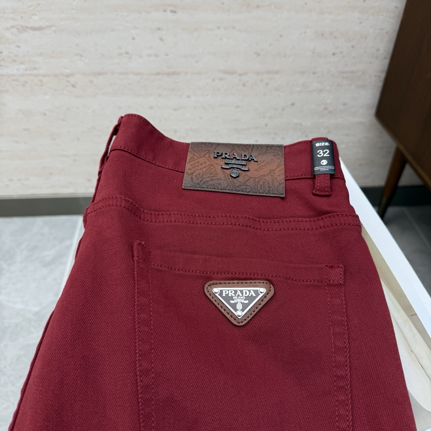 NO:644688,PRA25S autumn and winter men's straight jeans...Made of cotton denim fabric. The texture is soft but not sagging. It feels dry and tough. The classic iconic embossed logo and soul-like embellishment. All indicators are top-grade, which naturally brings an excellent upper body feel!  !  !  Code number: 29-38,,prada,jeans,alexander wang19860909PRA25S秋冬男士直筒牛仔裤…棉质牛仔面料打造 质地柔软又不失筋骨,手感干爽有韧性 经典的标志性浮雕徽标,灵魂般的点缀 各项指标皆为上品,自然带来极佳的上身体感！！！码数: 29-38,,prada,jeans,alexander wang,Men's clothing