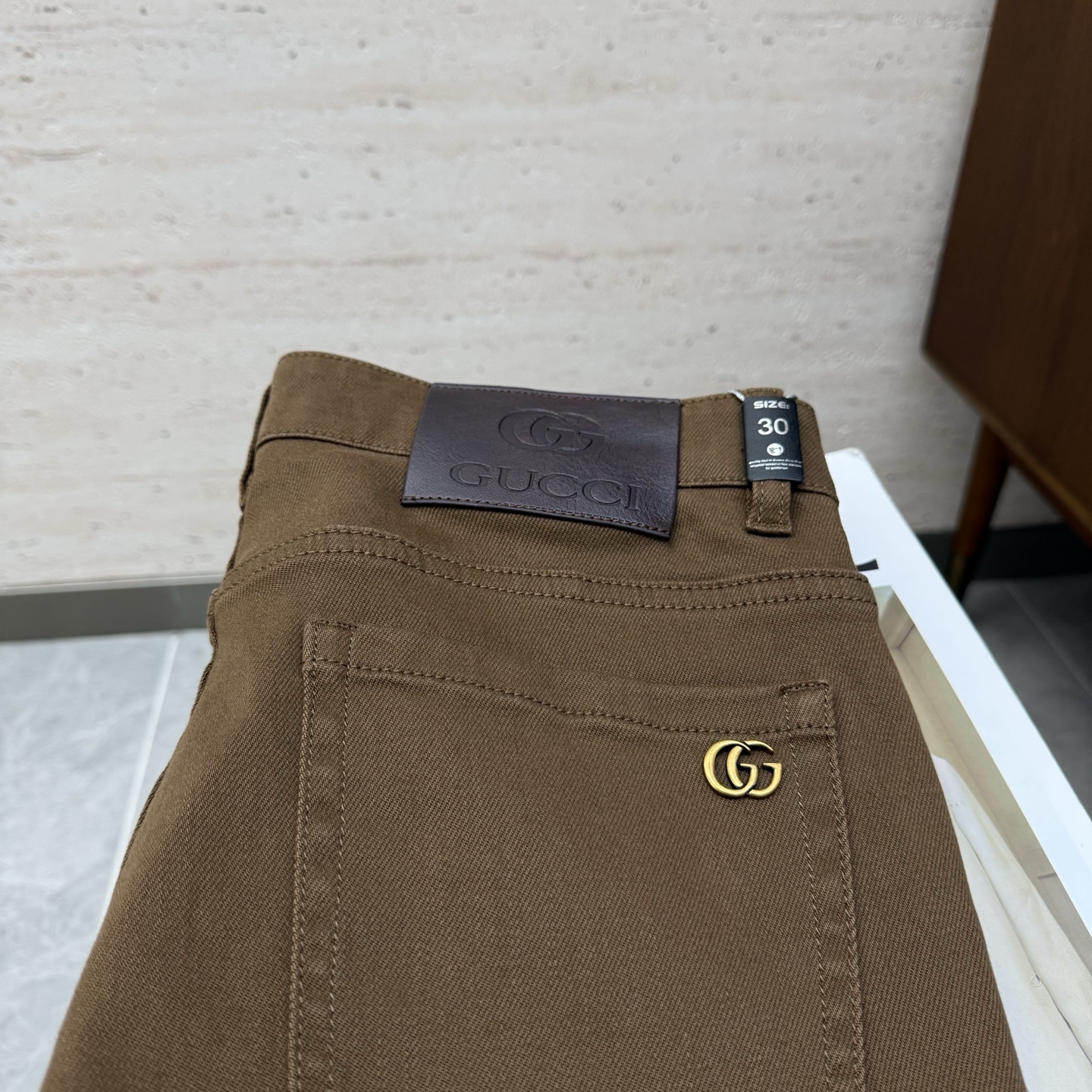 NO:644691,GU25S autumn and winter men's straight jeans...Made of cotton denim fabric. The texture is soft but not sagging. It feels dry and tough. The classic iconic embossed logo and soul-like embellishment. All indicators are top-grade, which naturally brings an excellent upper body feeling!  !  !  Code number: 29-38,,jeans,alexander wang19860909GU25S秋冬男士直筒牛仔裤…棉质牛仔面料打造 质地柔软又不失筋骨,手感干爽有韧性 经典的标志性浮雕徽标,灵魂般的点缀 各项指标皆为上品,自然带来极佳的上身体感！！！码数: 29-38,,jeans,alexander wang,Men's clothing