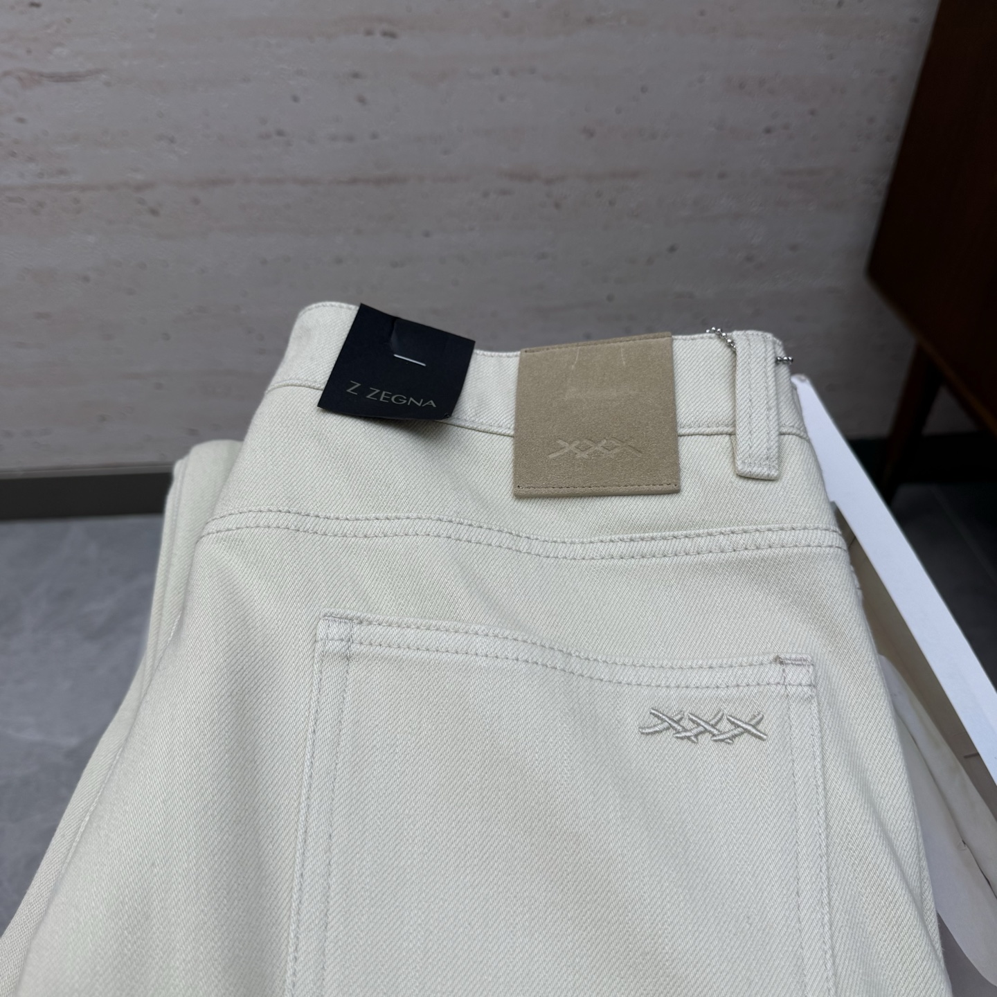 NO:644685,ZZ 25S Autumn and Winter Men's Straight Jeans...Made of cotton denim fabric. The texture is soft but not sagging. It feels dry and tough. It has the classic iconic embossed logo and soul-like embellishment. All indicators are top-grade, which naturally brings an excellent upper body feel!  !  !  Code number: 29-38,,jeans,alexander wang19860909ZZ 25S秋冬男士直筒牛仔裤…棉质牛仔面料打造 质地柔软又不失筋骨,手感干爽有韧性 经典的标志性浮雕徽标,灵魂般的点缀 各项指标皆为上品,自然带来极佳的上身体感！！！码数: 29-38,,jeans,alexander wang,Men's clothing