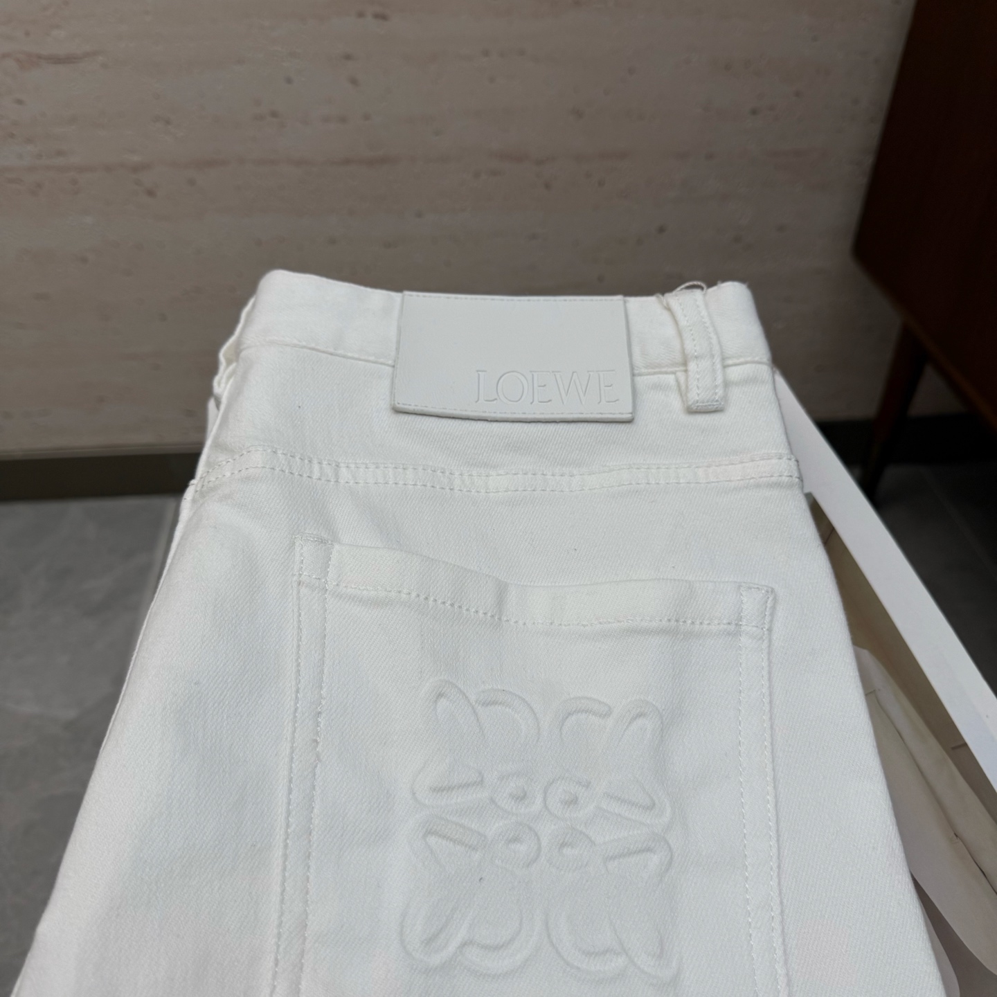 NO:644682,LOE25S autumn and winter men's straight jeans...Made of cotton denim fabric. The texture is soft but not sagging, and feels dry and tough. The classic iconic embossed logo and soul-like embellishment. All indicators are top-grade, which naturally brings an excellent upper body feel!  !  !  Code number: 29-38,,loewe,jeans,alexander wang19860909LOE25S秋冬男士直筒牛仔裤…棉质牛仔面料打造 质地柔软又不失筋骨,手感干爽有韧性 经典的标志性浮雕徽标,灵魂般的点缀 各项指标皆为上品,自然带来极佳的上身体感！！！码数: 29-38,,loewe,jeans,alexander wang,Men's clothing