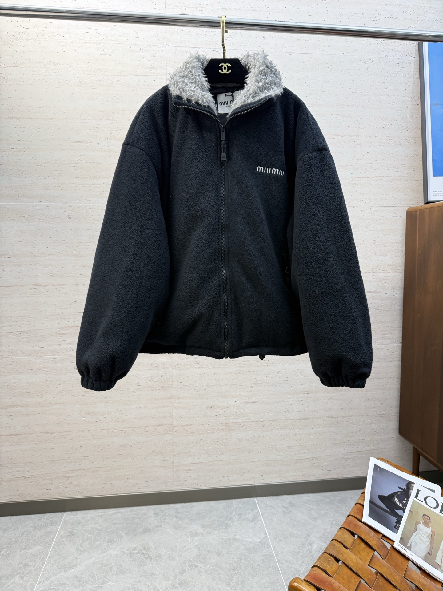 NO:644697,miumiu25S autumn and winter outdoor casual stand-collar jacket down jacket... Outdoor waterproof and windproof down jacket, waterproof fabric with waterproof zipper, not only has unrivaled quality, but is filled with high-quality 90 white duck down, the amount of down is extremely high... and the shape is very in place, the upper body is quite good-looking. There are many highlights in the details, the placket pockets have original zippers, and the waterproof and warm performance is excellent!  Size 36-42,,miumiu,jackets & coats,down jacket,alexander wang19860909miumiu25S秋冬户外休闲立领夹克羽绒服…… 户外防水防风羽绒服,防水面料搭配防水拉链,不仅品质无敌,内充优质90白鸭绒,充绒量极高…………而且版型非常的到位,上身相当的好看 细节的亮点非常多,门襟口袋 原版拉链,防水保暖性能极佳！码数36-42,,miumiu,jackets & coats,down jacket,alexander wang,Men's clothing