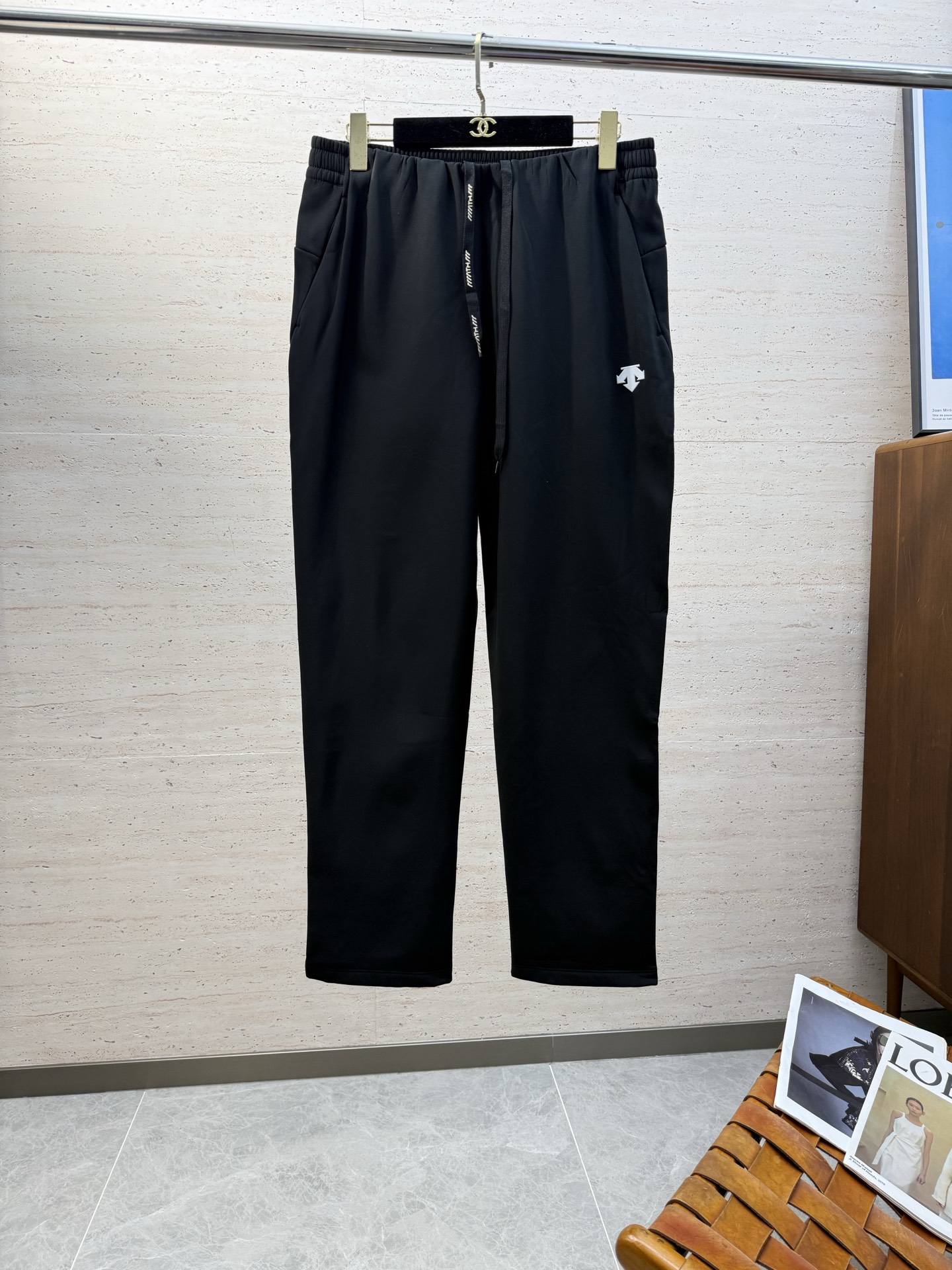 NO:644706,DES25S men's autumn and winter casual drawstring trousers, the latest upper body style, is invincible!  You can definitely close your eyes and close your eyes. This type of pants is very versatile and has an elastic waist. It can be worn for daily work and outdoor sports. It is the perfect combination of fashion and leisure and outdoor sports, so it is your best choice whether you wear it daily or outdoors. Extreme comfort and quick perspiration are the most popular focus, which improves the wearing comfort and is suitable for aerobic exercise and cross-country running conditions. This type of running casual pants has an extremely wide range of applications, allowing you to naturally maintain your love for sports in the summer, and can also be worn in leisure life.  Size M-3XL,,alexander wang19860909DES25S男士秋冬休闲抽绳长裤 最新款上身版型无敌正！绝对可以闭眼收的一款,此款裤子非常百搭,弹力腰围,日常上班 户外运动都可以穿着,是时尚休闲与户外运动的完美结合,所以无论您平时穿或者户外穿都是您的最佳选择. 极致舒适和快速排汗是备受青睐的重点,提升穿着舒适度,适合有氧运动和越野跑条件下穿着,此款是一件适用范围极其广泛的跑步休闲裤,让你在夏天自然可以保持对运动热爱,也可以在休闲 生活中穿着 尺码M-3XL,,alexander wang,Men's clothing