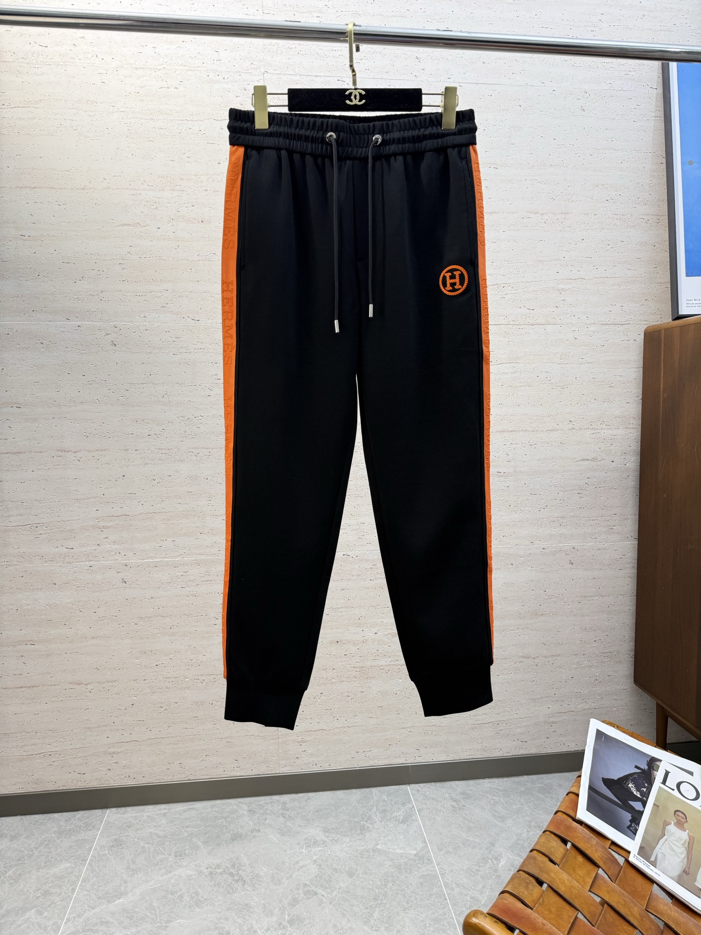 NO:644704,HER25S men's autumn and winter casual drawstring leggings trousers, the latest upper body style, invincible!  You can definitely close your eyes and close your eyes. This type of pants is very versatile and has an elastic waist. It can be worn for daily work and outdoor sports. It is the perfect combination of fashion and leisure and outdoor sports, so it is your best choice whether you wear it daily or outdoors. Extreme comfort and quick perspiration are the most popular focus, which improves the wearing comfort and is suitable for aerobic exercise and cross-country running conditions. This type of running casual pants has an extremely wide range of applications, allowing you to naturally maintain your love for sports in the summer, and can also be worn in leisure life.  Size M-4XL,,alexander wang19860909HER25S男士秋冬休闲抽绳束脚长裤 最新款上身版型无敌正！绝对可以闭眼收的一款,此款裤子非常百搭,弹力腰围,日常上班 户外运动都可以穿着,是时尚休闲与户外运动的完美结合,所以无论您平时穿或者户外穿都是您的最佳选择. 极致舒适和快速排汗是备受青睐的重点,提升穿着舒适度,适合有氧运动和越野跑条件下穿着,此款是一件适用范围极其广泛的跑步休闲裤,让你在夏天自然可以保持对运动热爱,也可以在休闲 生活中穿着 尺码M-4XL,,alexander wang,Men's clothing