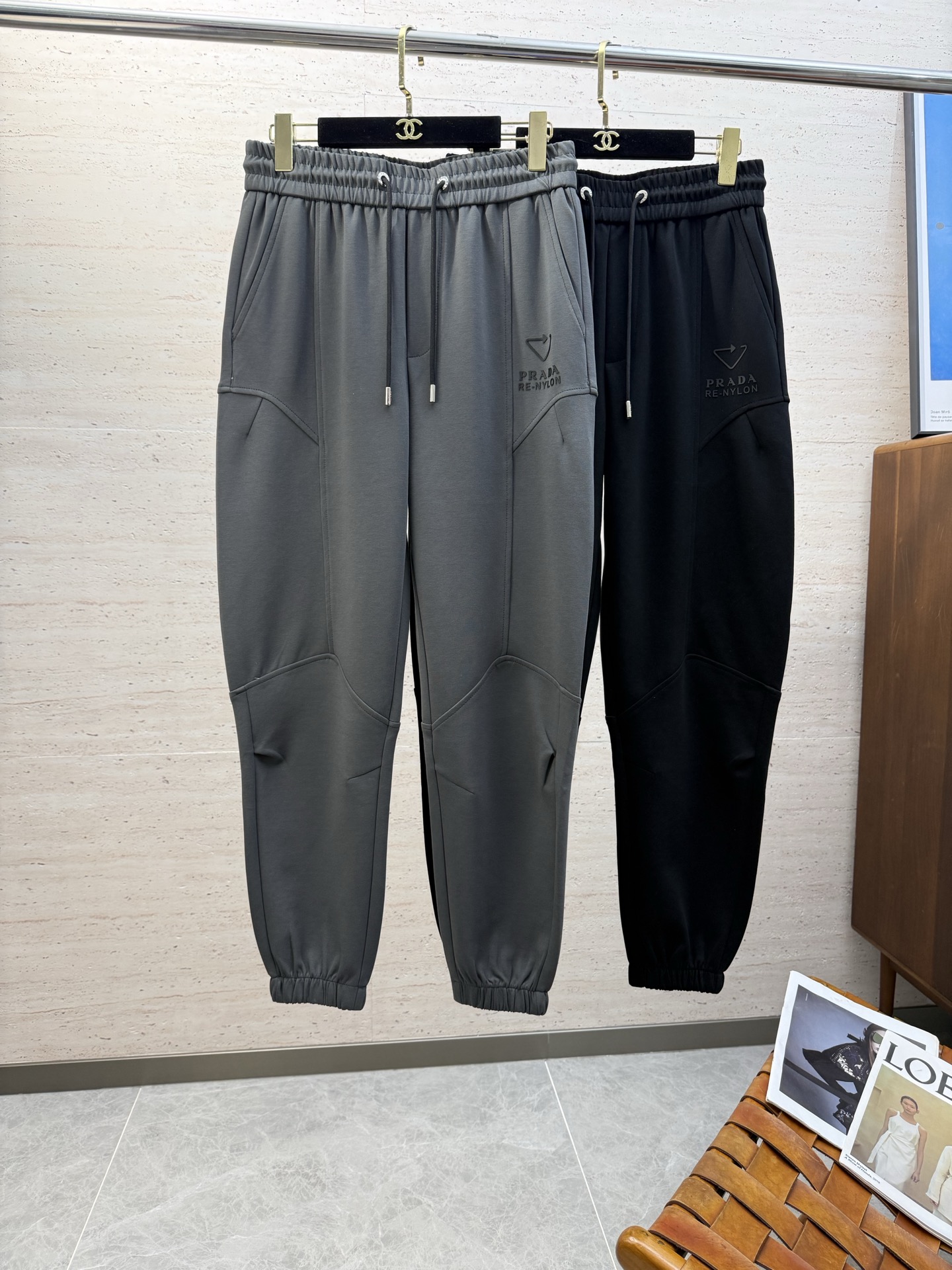 NO:644708,PRA25S men's autumn and winter casual drawstring leggings trousers, the latest upper body style, invincible!  You can definitely close your eyes and close your eyes. This type of pants is very versatile and has an elastic waist. It can be worn for daily work and outdoor sports. It is the perfect combination of fashion and leisure and outdoor sports, so it is your best choice whether you wear it daily or outdoors. Extreme comfort and quick perspiration are the most popular focus, which improves the wearing comfort and is suitable for aerobic exercise and cross-country running conditions. This type of running casual pants has an extremely wide range of applications, allowing you to naturally maintain your love for sports in the summer, and can also be worn in leisure life.  Size M-4XL,,prada,alexander wang19860909PRA25S男士秋冬休闲抽绳束脚长裤 最新款上身版型无敌正！绝对可以闭眼收的一款,此款裤子非常百搭,弹力腰围,日常上班 户外运动都可以穿着,是时尚休闲与户外运动的完美结合,所以无论您平时穿或者户外穿都是您的最佳选择. 极致舒适和快速排汗是备受青睐的重点,提升穿着舒适度,适合有氧运动和越野跑条件下穿着,此款是一件适用范围极其广泛的跑步休闲裤,让你在夏天自然可以保持对运动热爱,也可以在休闲 生活中穿着 尺码M-4XL,,prada,alexander wang,Men's clothing