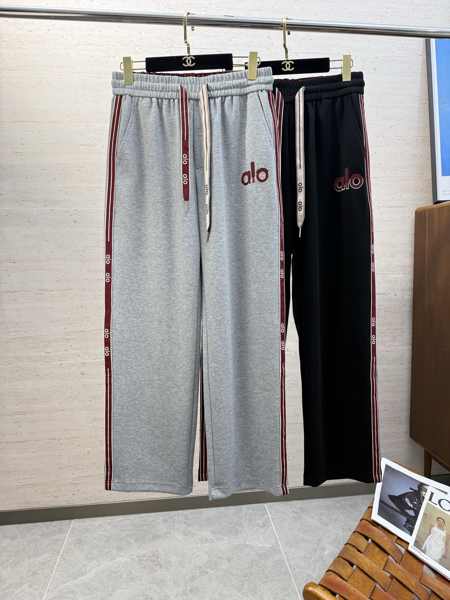 NO:644710,alo25S men's autumn and winter casual drawstring trousers, the latest upper body style, invincible!  You can definitely close your eyes and close your eyes. This type of pants is very versatile and has an elastic waist. It can be worn for daily work and outdoor sports. It is the perfect combination of fashion and leisure and outdoor sports, so it is your best choice whether you wear it daily or outdoors. Extreme comfort and quick perspiration are the most popular focus, which improves the wearing comfort and is suitable for aerobic exercise and cross-country running conditions. This type of running casual pants has an extremely wide range of applications, allowing you to naturally maintain your love for sports in the summer, and can also be worn in leisure life.  Size M-4XL,,alexander wang19860909alo25S男士秋冬休闲抽绳长裤 最新款上身版型无敌正！绝对可以闭眼收的一款,此款裤子非常百搭,弹力腰围,日常上班 户外运动都可以穿着,是时尚休闲与户外运动的完美结合,所以无论您平时穿或者户外穿都是您的最佳选择. 极致舒适和快速排汗是备受青睐的重点,提升穿着舒适度,适合有氧运动和越野跑条件下穿着,此款是一件适用范围极其广泛的跑步休闲裤,让你在夏天自然可以保持对运动热爱,也可以在休闲 生活中穿着 尺码M-4XL,,alexander wang,Men's clothing