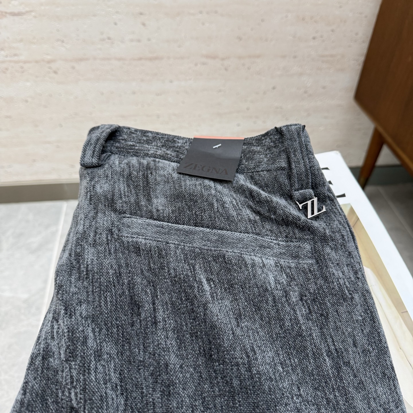 NO:644722,ZZ 25S new autumn and winter home business casual pants...high-grade vertical striped corduroy fabric!  !  !  !  The exquisiteness and softness are extraordinary... Popular TOP, versatile and highly practical!  !  !  High-grade corduroy fabric supplied by customers, super heavy and thick, soft and comfortable to the touch, very high-end, retro and fashionable!  !  !  Metal letter logo embellishment on the back pocket... The visual style is tasteful and tonal Code number 29-3835 37,,alexander wang19860909ZZ 25S秋冬新款家商务休闲裤………高级竖条纹灯芯绒面料！！！！细腻柔软程度非同一般……人气TOP 百搭和实用性超级高！！！客供高级灯芯绒面料,超重磅厚实,触感柔软舒适 非常高级复古且时髦！！！后口袋处字母金属徽标点缀……视觉画风有品有调 码数29-3835 37,,alexander wang,Men's clothing