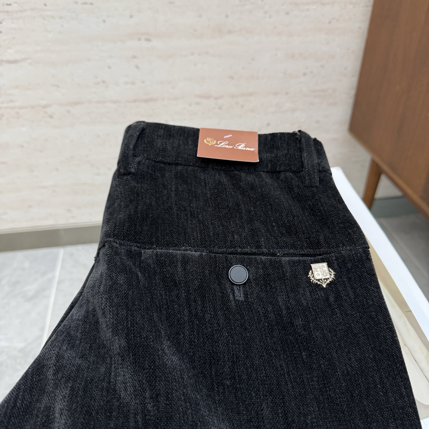 NO:644720,LP.25S new autumn and winter home business casual pants......high-grade vertical striped corduroy fabric!  !  !  !  The exquisiteness and softness are extraordinary... Popular TOP, versatile and highly practical!  !  !  High-grade corduroy fabric supplied by customers, super heavy and thick, soft and comfortable to the touch, very high-end, retro and fashionable!  !  !  The letter metal logo is embellished on the back pocket... The visual style is tasteful and tonal. Code number 29-3835 37,,loro piana,alexander wang19860909LP.25S秋冬新款家商务休闲裤………高级竖条纹灯芯绒面料！！！！细腻柔软程度非同一般……人气TOP 百搭和实用性超级高！！！客供高级灯芯绒面料,超重磅厚实,触感柔软舒适 非常高级复古且时髦！！！后口袋处字母金属徽标点缀……视觉画风有品有调 码数29-3835 37,,loro piana,alexander wang,Men's clothing