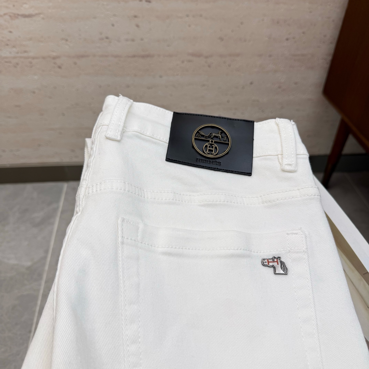 NO:644712,HER25S autumn and winter men's straight-leg wide-leg jeans are made of cotton denim fabric. The texture is soft but not sagging, and feels dry and tough. The classic iconic embossed logo and soul-like embellishment are top-grade in all indicators, which naturally brings an excellent upper body feel!  !  !  Code number 29-3835 37,,jeans,alexander wang19860909HER25S秋冬男士直筒阔腿牛仔裤 棉质牛仔面料打造 质地柔软又不失筋骨,手感干爽有韧性 经典的标志性浮雕徽标,灵魂般的点缀 各项指标皆为上品,自然带来极佳的上身体感！！！码数29-3835 37,,jeans,alexander wang,Men's clothing