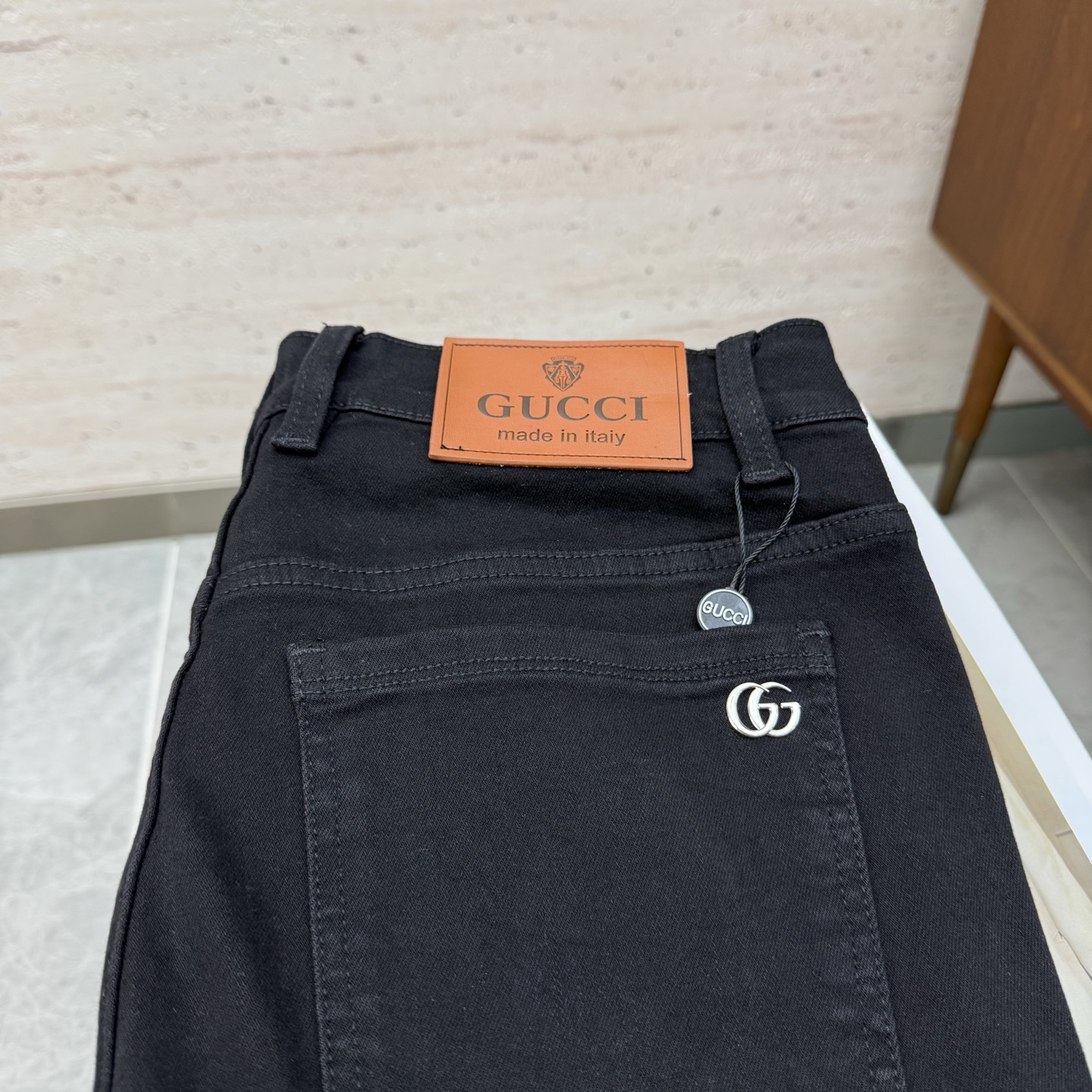 NO:644714,GU25S autumn and winter men's straight wide-leg jeans are made of cotton denim fabric. The texture is soft but not sagging, and feels dry and tough. The classic iconic embossed logo and soul-like embellishment are top-grade in all indicators, which naturally brings an excellent upper body feel!  !  !  Code number 29-3835 37,,jeans,alexander wang19860909GU25S秋冬男士直筒阔腿牛仔裤 棉质牛仔面料打造 质地柔软又不失筋骨,手感干爽有韧性 经典的标志性浮雕徽标,灵魂般的点缀 各项指标皆为上品,自然带来极佳的上身体感！！！码数29-3835 37,,jeans,alexander wang,Men's clothing