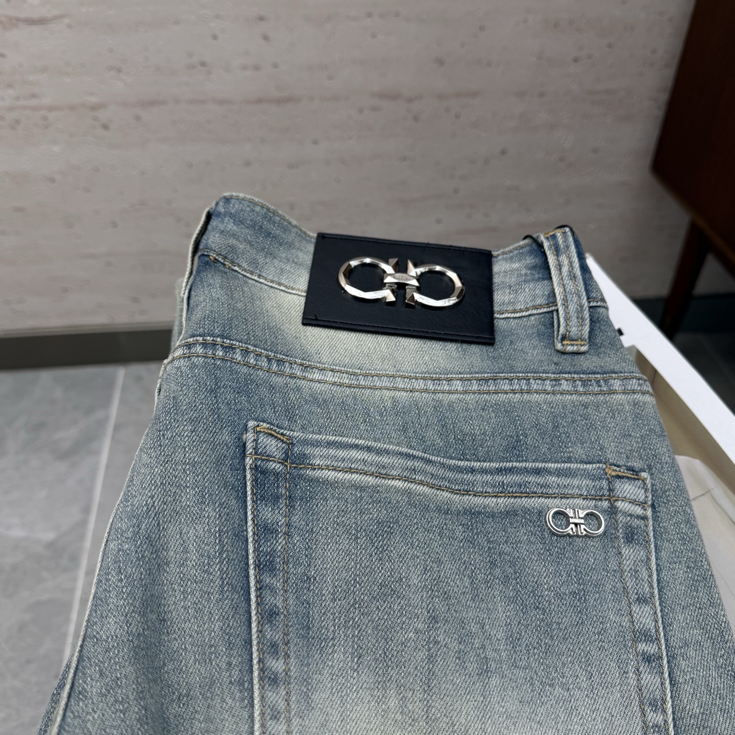 NO:644716,FERR25S autumn and winter men's straight-leg wide-leg jeans are made of cotton denim fabric. The texture is soft but not sagging, and feels dry and tough. It has the classic iconic embossed logo and soul-like embellishment. All indicators are top-grade, which naturally brings an excellent upper body feel!  !  !  Code number 29-3835 37,,ferragamo,jeans,alexander wang19860909FERR25S秋冬男士直筒阔腿牛仔裤 棉质牛仔面料打造 质地柔软又不失筋骨,手感干爽有韧性 经典的标志性浮雕徽标,灵魂般的点缀 各项指标皆为上品,自然带来极佳的上身体感！！！码数29-3835 37,,ferragamo,jeans,alexander wang,Men's clothing