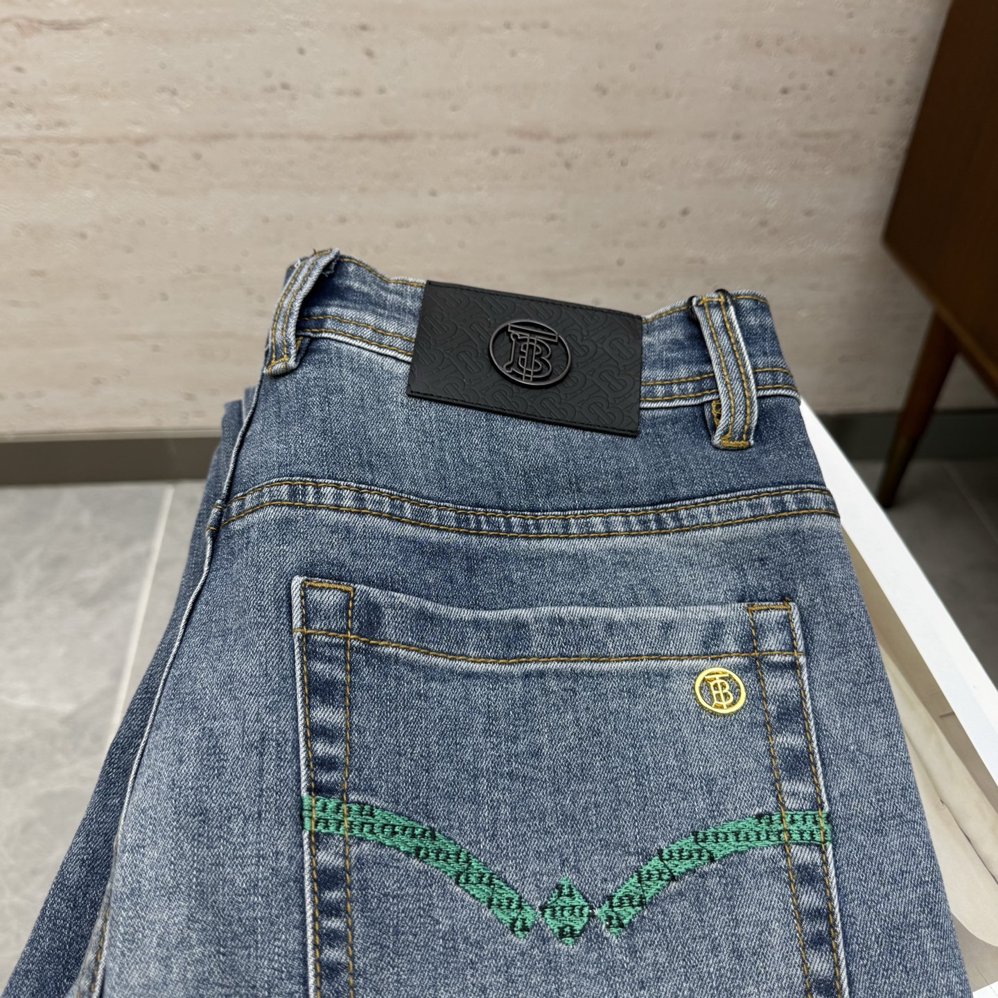 NO:644718,BUR25S autumn and winter men's straight-leg wide-leg jeans are made of cotton denim fabric. The texture is soft but not sagging, and feels dry and tough. The classic iconic embossed logo and soul-like embellishment. All indicators are top-grade, which naturally brings an excellent upper body feel!  !  !  Code number 29-3835 37,,burberry,jeans,alexander wang19860909BUR25S秋冬男士直筒阔腿牛仔裤 棉质牛仔面料打造 质地柔软又不失筋骨,手感干爽有韧性 经典的标志性浮雕徽标,灵魂般的点缀 各项指标皆为上品,自然带来极佳的上身体感！！！码数29-3835 37,,burberry,jeans,alexander wang,Men's clothing