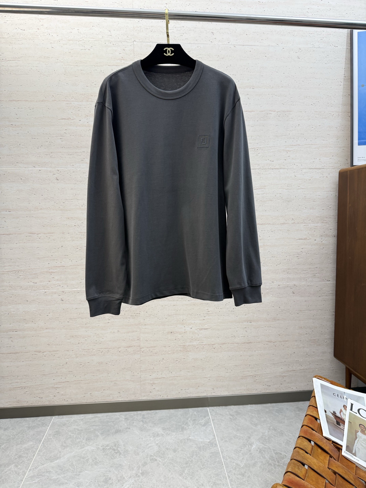 NO:644661,FEND25SS Autumn and Winter men's round neck long-sleeved sweatshirt... A versatile piece for commuting, it not only needs a simple style, but more importantly, its fabric texture can conquer the public and become a hot item!  Made of custom-supplied cotton, it has a close-to-skin feel. Secondly, the stiffness and drape are excellent. The moment you get the actual product, you will have an endless desire to repurchase!  !  !  Size M-5XL,,fendi,hoodie,sweatshirts,alexander wang19860909FEND25SS秋冬男士圆领长袖卫衣.......通勤百搭款,不仅需要样式版型简洁 更重要是它的面料质感才能征服大众成为炙手可热的热门单品！客供棉质打造 绵密亲肤的触感,其次挺括感与垂坠感都相当出色,实物到手瞬间让你有无限回购的渴望！！！码数M-5XL,,fendi,hoodie,sweatshirts,alexander wang,Men's clothing