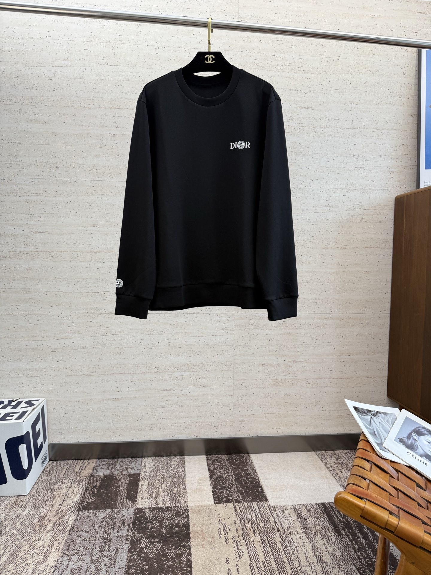 NO:644663,CD25SS Early Autumn Men's Round Neck Long Sleeve Sweatshirt...Versatile for commuting, it not only needs a simple style, but more importantly, its fabric texture can conquer the public and become a hot item!  Made of custom-supplied cotton, it has a close-to-skin feel. Secondly, the stiffness and drape are excellent. The moment you get the actual product, you will have an endless desire to repurchase!  !  !  Size M-5XL,,hoodie,sweatshirts,alexander wang19860909CD25SS早秋男士圆领长袖卫衣.......通勤百搭款,不仅需要样式版型简洁 更重要是它的面料质感才能征服大众成为炙手可热的热门单品！客供棉质打造 绵密亲肤的触感,其次挺括感与垂坠感都相当出色,实物到手瞬间让你有无限回购的渴望！！！码数M-5XL,,hoodie,sweatshirts,alexander wang,Men's clothing