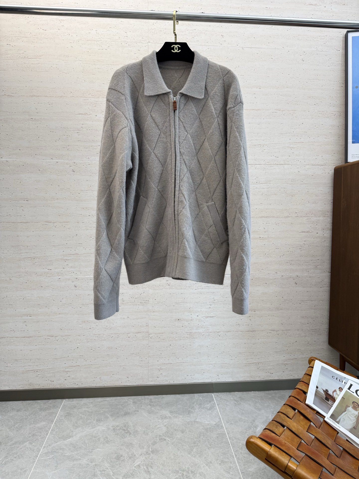 NO:644665,ZZ 25S autumn and winter men's wool zipper jacket.........Autumn and winter standard equipment, simple but not simple wool cardigan!  !  There is no lack of elegance at all. Whether it is worn alone or layered, it looks good with any combination of the upper body and it is perfect!  Selected high-quality wool blended texture, soft and comfortable to the touch... The version is slightly loose!  !  The upper body has a very good sense of comfort, without the restrictive feeling of a slim fit, and the contrasting lines of dropped shoulders!  !  Push...size M-3XL,,jackets & coats,alexander wang19860909ZZ 25S秋冬男士羊毛拉链外套…………秋冬标配备,型简意不简羊毛开衫！！完全不乏贵气.不管是单穿还是内搭,上身随意搭配都好看,都非常完美！甄选优质羊毛混纺质地,手感柔软舒适…………版型属于微宽松！！上身有着很好舒适感,没有修身款束缚感,落肩式的撞色线条感！！推送...码数M-3XL,,jackets & coats,alexander wang,Men's clothing