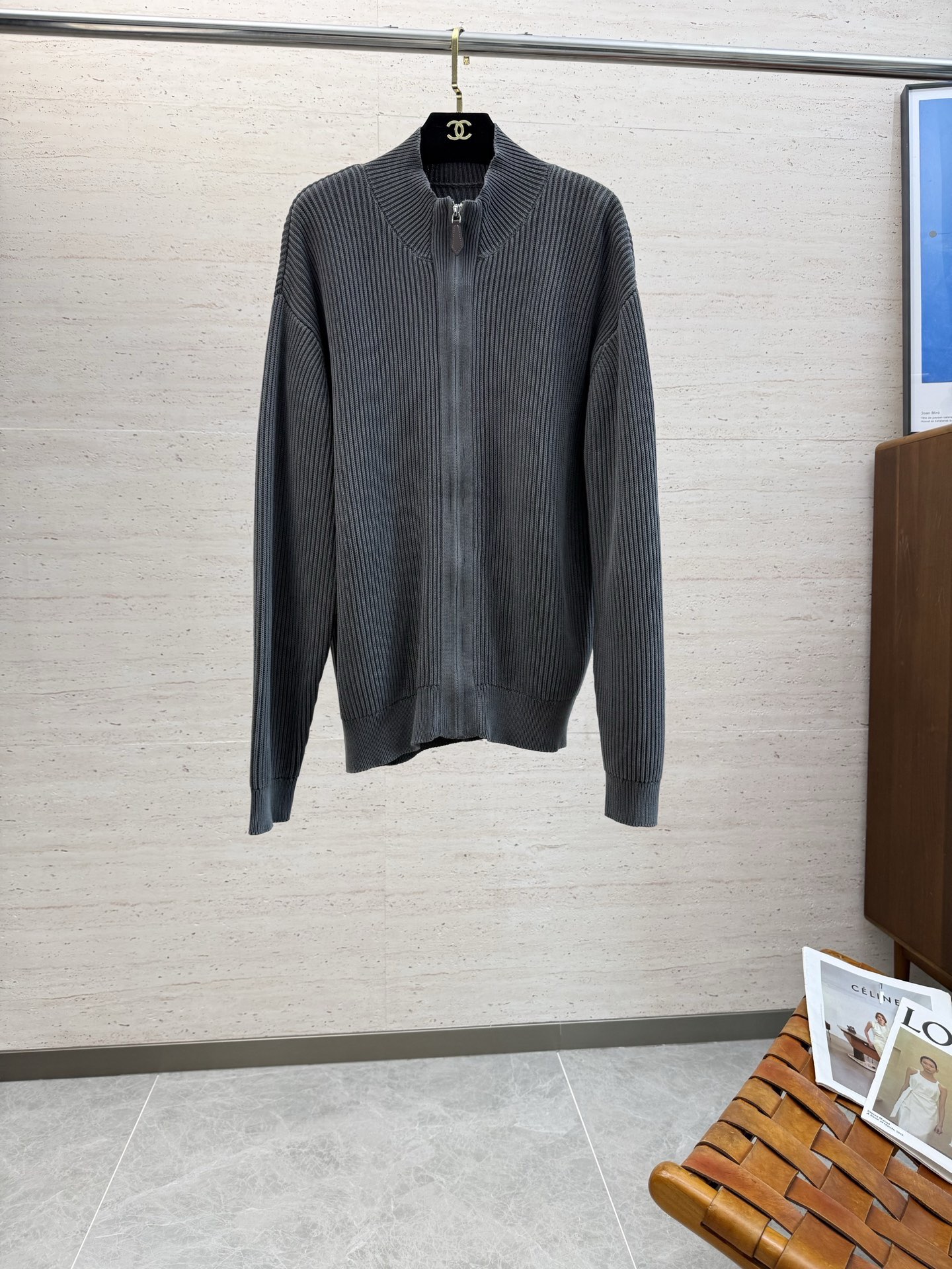 NO:644667,PRA25S autumn and winter men's wool zipper jacket.........standard autumn and winter equipment, simple but not simple wool cardigan!  !  There is no lack of elegance at all. Whether it is worn alone or layered, it looks good with any combination of the upper body and it is perfect!  Selected high-quality wool blended texture, soft and comfortable to the touch... The version is slightly loose!  !  The upper body has a very good sense of comfort, without the restrictive feeling of a slim fit, and the contrasting lines of dropped shoulders!  !  Push...size M-3XL,,prada,jackets & coats,alexander wang19860909PRA25S秋冬男士羊毛拉链外套…………秋冬标配备,型简意不简羊毛开衫！！完全不乏贵气.不管是单穿还是内搭,上身随意搭配都好看,都非常完美！甄选优质羊毛混纺质地,手感柔软舒适…………版型属于微宽松！！上身有着很好舒适感,没有修身款束缚感,落肩式的撞色线条感！！推送...码数M-3XL,,prada,jackets & coats,alexander wang,Men's clothing