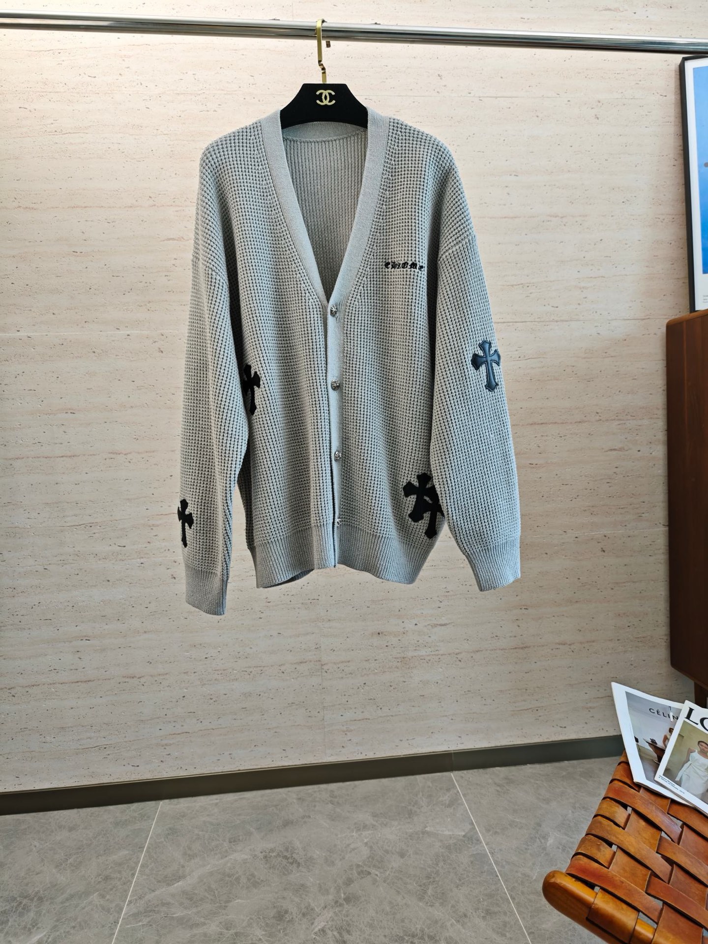 NO:644669,STON25S autumn and winter men's wool cardigan jacket.........standard equipment for autumn and winter, simple but not simple wool cardigan!  !  There is no lack of elegance at all. Whether it is worn alone or layered, it looks good with any combination of the upper body and it is perfect!  Selected high-quality wool blended texture, soft and comfortable to the touch... The version is slightly loose!  !  The upper body has a very good sense of comfort, without the restrictive feeling of a slim fit, and the contrasting lines of dropped shoulders!  !  Push...size M-3XL,,jackets & coats,alexander wang19860909STON25S秋冬男士羊毛开衫外套…………秋冬标配备,型简意不简羊毛开衫！！完全不乏贵气.不管是单穿还是内搭,上身随意搭配都好看,都非常完美！甄选优质羊毛混纺质地,手感柔软舒适…………版型属于微宽松！！上身有着很好舒适感,没有修身款束缚感,落肩式的撞色线条感！！推送...码数M-3XL,,jackets & coats,alexander wang,Men's clothing