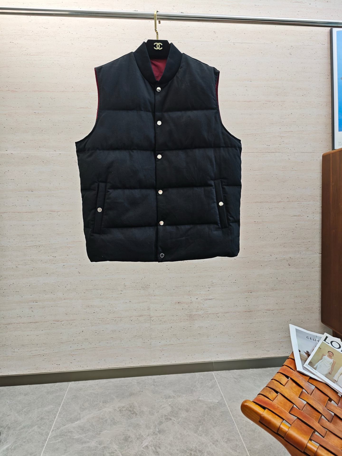 NO:644671,DG25S autumn and winter outdoor men's double-sided down vest. Outdoor waterproof and windproof down jacket. Waterproof fabric with waterproof zippers. Not only is the quality unmatched, but it is filled with high-quality 90 white duck down and the amount of down is extremely high... and the shape is very in place. The upper body is quite good-looking. There are many bright spots in the details. The placket pocket has original zippers and has excellent waterproof and warm performance!  Size M-2XL,,down jacket,alexander wang19860909DG25S秋冬户外男款双面穿羽绒马甲 户外防水防风羽绒服,防水面料搭配防水拉链,不仅品质无敌,内充优质90白鸭绒,充绒量极高…………而且版型非常的到位,上身相当的好看 细节的亮点非常多,门襟口袋 原版拉链,防水保暖性能极佳！码数M-2XL,,down jacket,alexander wang,Men's clothing