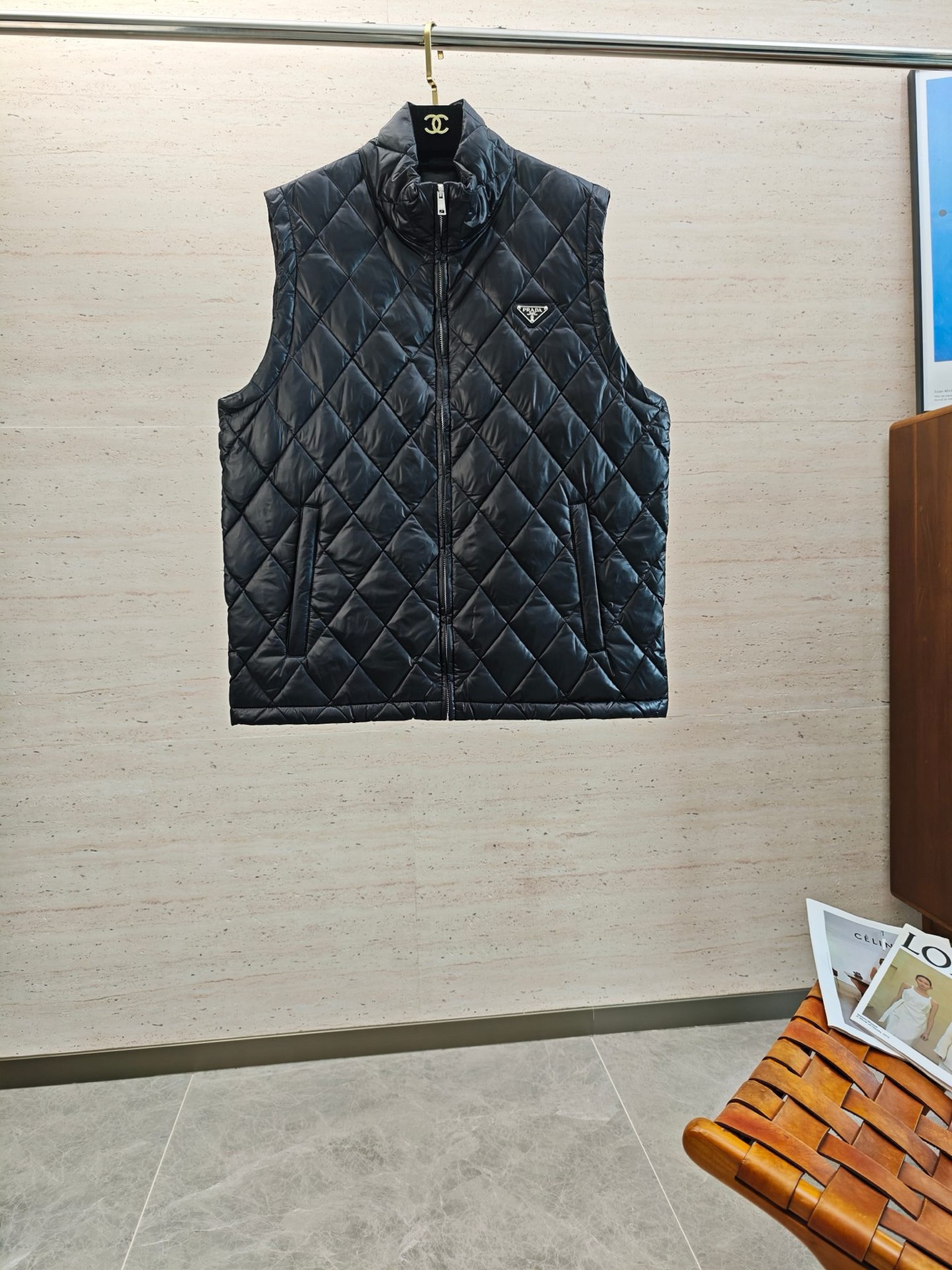 NO:644673,PRA25S Men's Autumn and Winter Outdoor Casual Down Vest Outdoor waterproof and windproof down jacket, waterproof fabric with waterproof zippers, not only has unrivaled quality, but is filled with high-quality 90 white duck down, the amount of down is extremely high... and the shape is very good, and the upper body is quite good-looking. There are many bright spots in the details, the placket pockets have original zippers, and the waterproof and warm performance is excellent!  Size M-2XL,,prada,down jacket,alexander wang19860909PRA25S秋冬户外男款休闲羽绒马甲 户外防水防风羽绒服,防水面料搭配防水拉链,不仅品质无敌,内充优质90白鸭绒,充绒量极高…………而且版型非常的到位,上身相当的好看 细节的亮点非常多,门襟口袋 原版拉链,防水保暖性能极佳！码数M-2XL,,prada,down jacket,alexander wang,Men's clothing