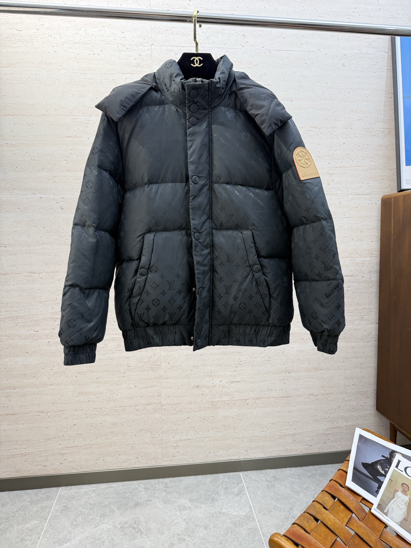 NO:644677,LV25S autumn and winter outdoor men's hooded down jacket... Outdoor waterproof and windproof down jacket, waterproof fabric with waterproof zippers, not only has unrivaled quality, but is filled with high-quality 90 white duck down, the amount of down is extremely high... and the shape is very good, and the upper body is quite good-looking. There are many bright spots in the details, the placket pockets have original zippers, and the waterproof and warm performance is excellent!  Size M-2XL,,louis vuitton,down jacket,hats,alexander wang19860909LV25S秋冬户外男款连帽羽绒服…… 户外防水防风羽绒服,防水面料搭配防水拉链,不仅品质无敌,内充优质90白鸭绒,充绒量极高…………而且版型非常的到位,上身相当的好看 细节的亮点非常多,门襟口袋 原版拉链,防水保暖性能极佳！码数M-2XL,,louis vuitton,down jacket,hats,alexander wang,Men's clothing