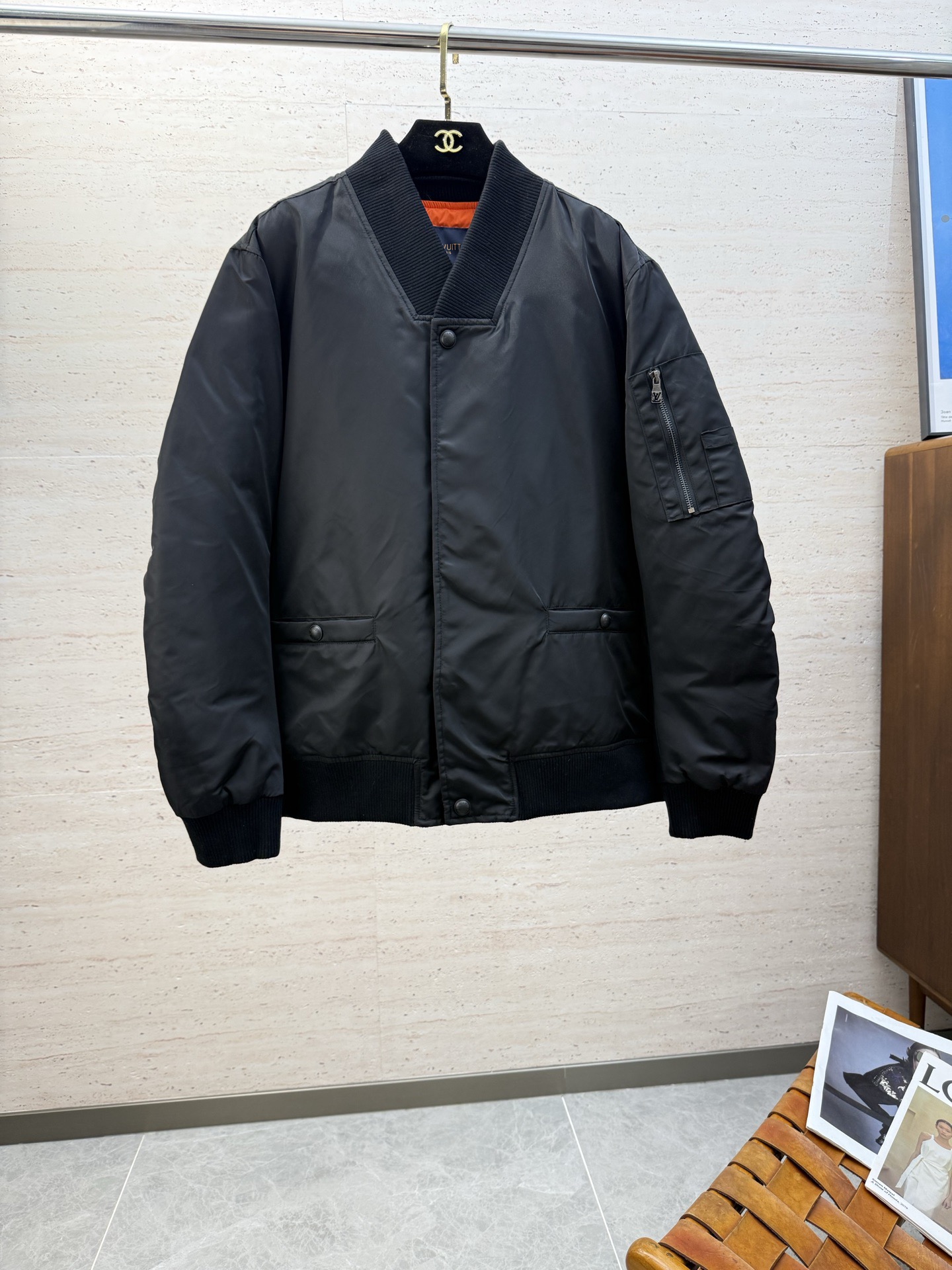 NO:644674,LV25S autumn and winter outdoor men's down jacket... Outdoor waterproof and windproof down jacket, waterproof fabric with waterproof zipper, not only has unrivaled quality, but is filled with high-quality 90 white duck down, the amount of down is extremely high... and the shape is very good, and the upper body is quite good-looking. There are many bright spots in the details, the placket pocket has original zipper, and has excellent waterproof and warm performance!  Size N-2XL,,louis vuitton,down jacket,alexander wang19860909LV25S秋冬户外男款羽绒服…… 户外防水防风羽绒服,防水面料搭配防水拉链,不仅品质无敌,内充优质90白鸭绒,充绒量极高…………而且版型非常的到位,上身相当的好看 细节的亮点非常多,门襟口袋 原版拉链,防水保暖性能极佳！码数N-2XL,,louis vuitton,down jacket,alexander wang,Men's clothing