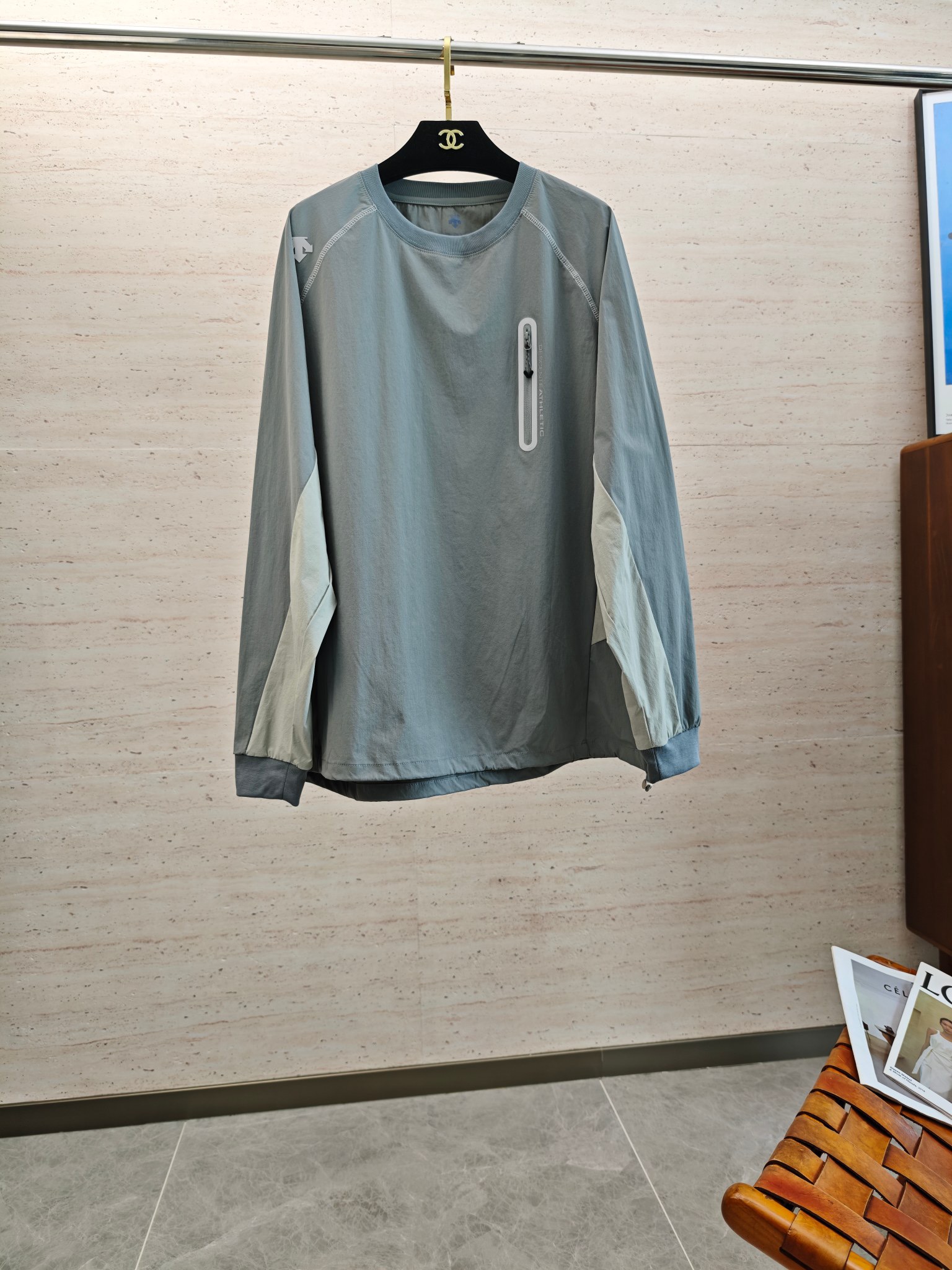 NO:644692,DES25SS Autumn and Winter men's round neck long-sleeved sweatshirt... A versatile piece for commuting, it not only needs a simple style, but more importantly, its fabric texture can conquer the public and become a hot item!  Made of custom-supplied cotton, it has a close-to-skin feel. Secondly, the stiffness and drape are excellent. The moment you get the actual product, you will have an endless desire to repurchase!  !  !  Size S-2XL,,hoodie,sweatshirts,alexander wang19860909DES25SS秋冬男士圆领长袖卫衣.......通勤百搭款,不仅需要样式版型简洁 更重要是它的面料质感才能征服大众成为炙手可热的热门单品！客供棉质打造 绵密亲肤的触感,其次挺括感与垂坠感都相当出色,实物到手瞬间让你有无限回购的渴望！！！码数S-2XL,,hoodie,sweatshirts,alexander wang,Men's clothing