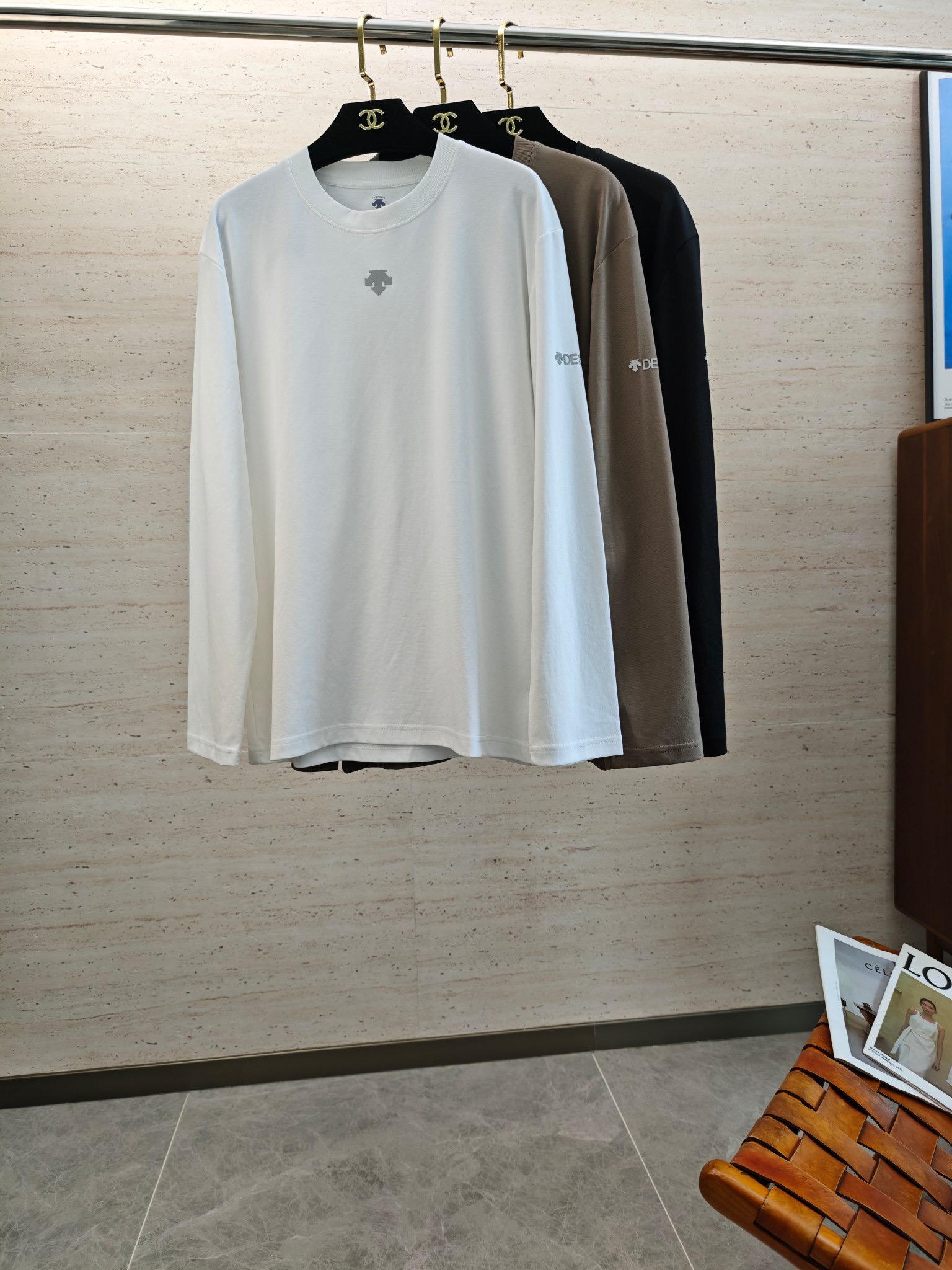 NO:644695,DES25SS Autumn and Winter men's round neck long-sleeved sweatshirt... A versatile piece for commuting, it not only needs a simple style, but more importantly, its fabric texture can conquer the public and become a hot item!  Made of custom-supplied cotton, it has a close-to-skin feel. Secondly, the stiffness and drape are excellent. The moment you get the actual product, you will have an endless desire to repurchase!  !  !  Size M-3XL,,hoodie,sweatshirts,alexander wang19860909DES25SS秋冬男士圆领长袖卫衣.......通勤百搭款,不仅需要样式版型简洁 更重要是它的面料质感才能征服大众成为炙手可热的热门单品！客供棉质打造 绵密亲肤的触感,其次挺括感与垂坠感都相当出色,实物到手瞬间让你有无限回购的渴望！！！码数M-3XL,,hoodie,sweatshirts,alexander wang,Men's clothing