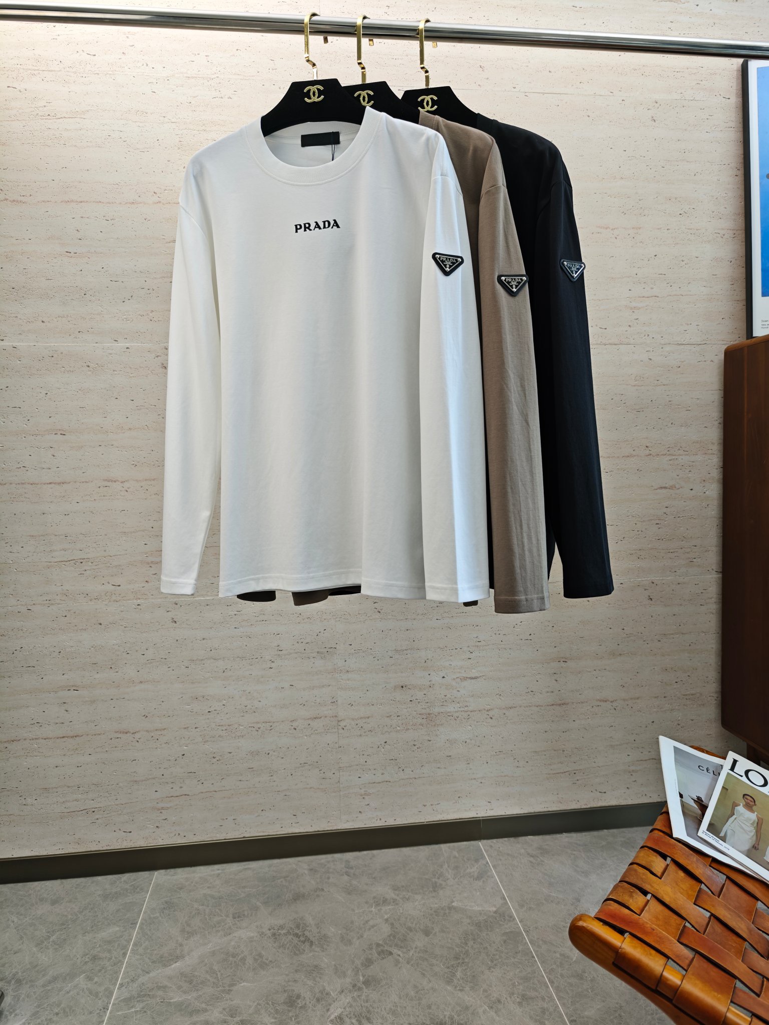 NO:644698,PRA25SS autumn and winter men's round neck long-sleeved sweatshirt... A versatile piece for commuting, it not only needs a simple style, but more importantly, its fabric texture can conquer the public and become a hot item!  Made of custom-supplied cotton, it has a close-to-skin feel. Secondly, the stiffness and drape are excellent. The moment you get the actual product, you will have an endless desire to repurchase!  !  !  Size M-3XL,,prada,hoodie,sweatshirts,alexander wang19860909PRA25SS秋冬男士圆领长袖卫衣.......通勤百搭款,不仅需要样式版型简洁 更重要是它的面料质感才能征服大众成为炙手可热的热门单品！客供棉质打造 绵密亲肤的触感,其次挺括感与垂坠感都相当出色,实物到手瞬间让你有无限回购的渴望！！！码数M-3XL,,prada,hoodie,sweatshirts,alexander wang,Men's clothing